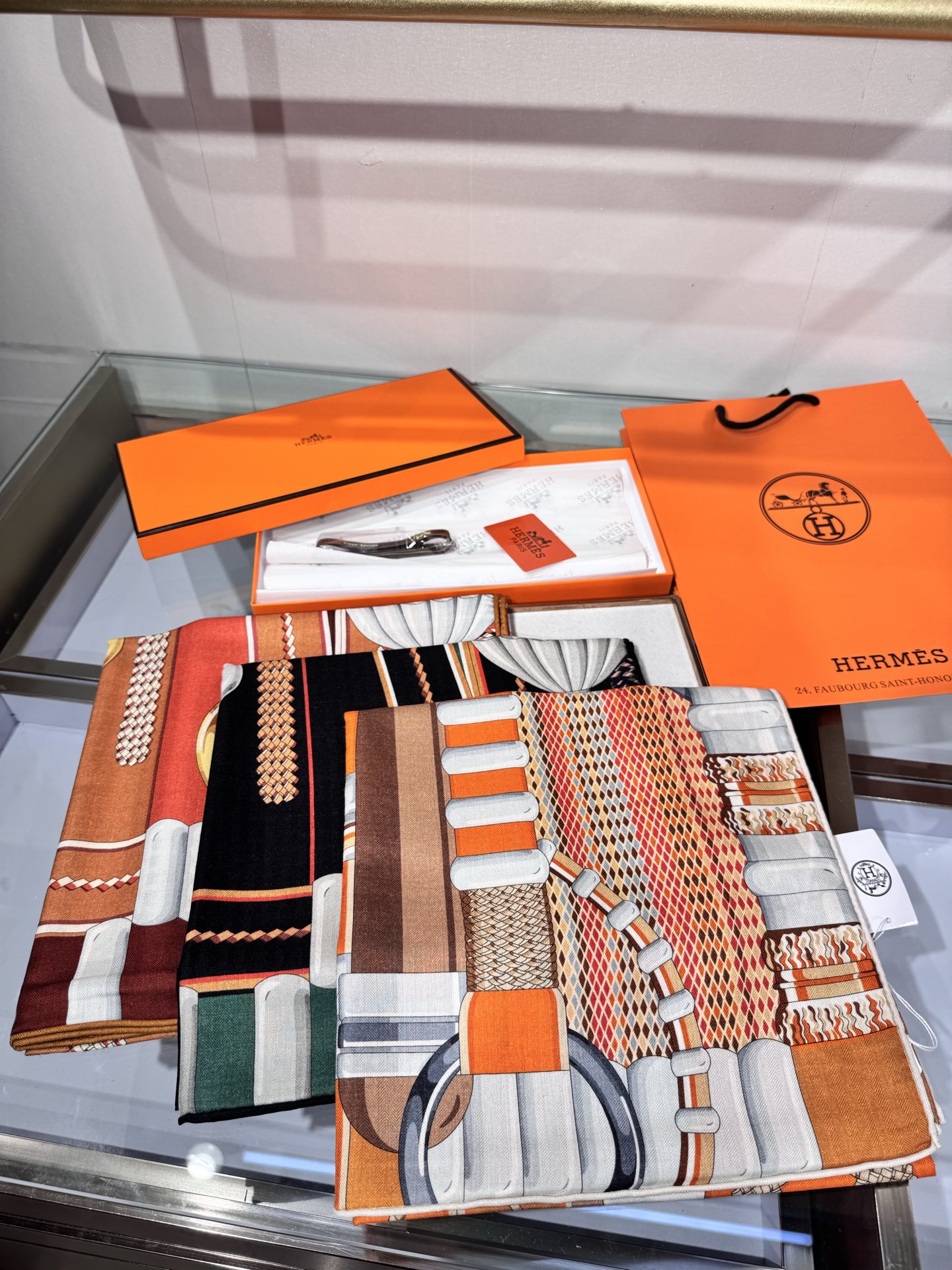 💟2025年秋冬抢先 爱马仕银花集 上新💞【双面同色丝毛方巾】手工卷边山羊绒和真丝混纺披肩（70%山羊绒