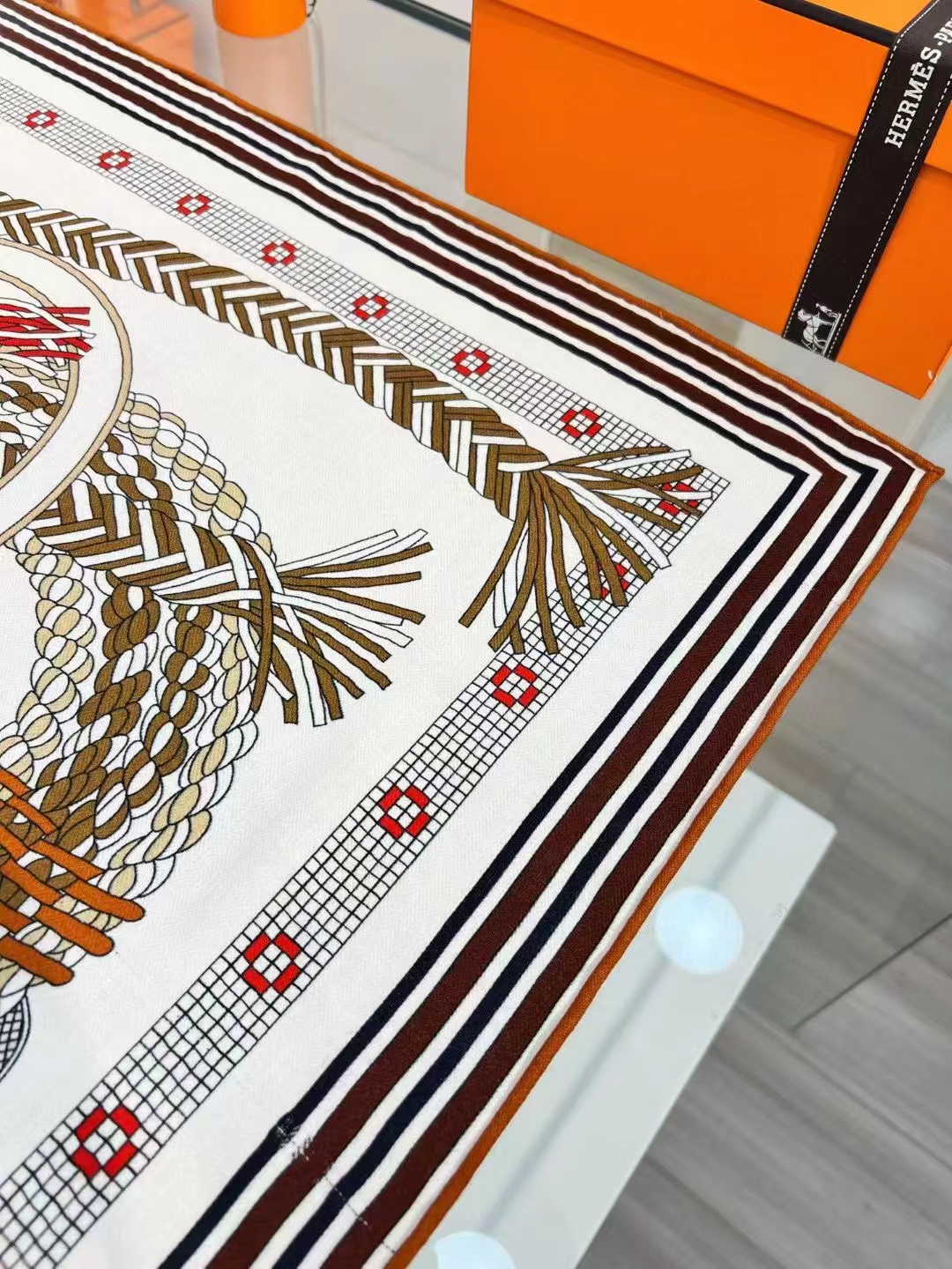 💟2025年秋冬新款 编织鞍带”140方巾～Hermes 

手工卷边丝绒方巾（30%桑蚕丝70%羊绒）