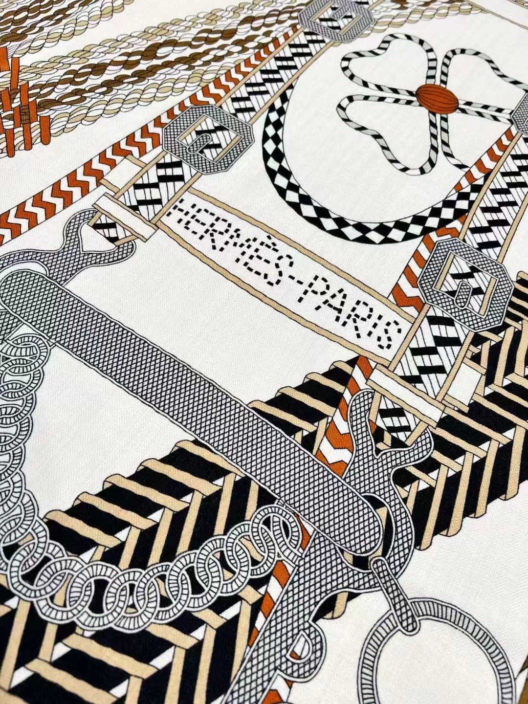 💟2025年秋冬新款 编织鞍带”140方巾～Hermes 

手工卷边丝绒方巾（30%桑蚕丝70%羊绒）