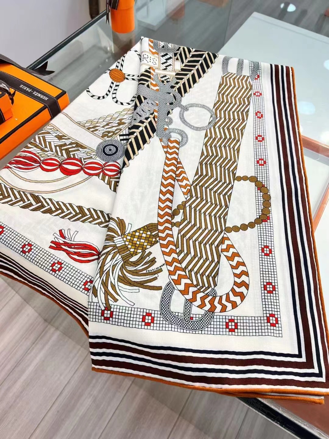 💟2025年秋冬新款 编织鞍带”140方巾～Hermes 

手工卷边丝绒方巾（30%桑蚕丝70%羊绒）