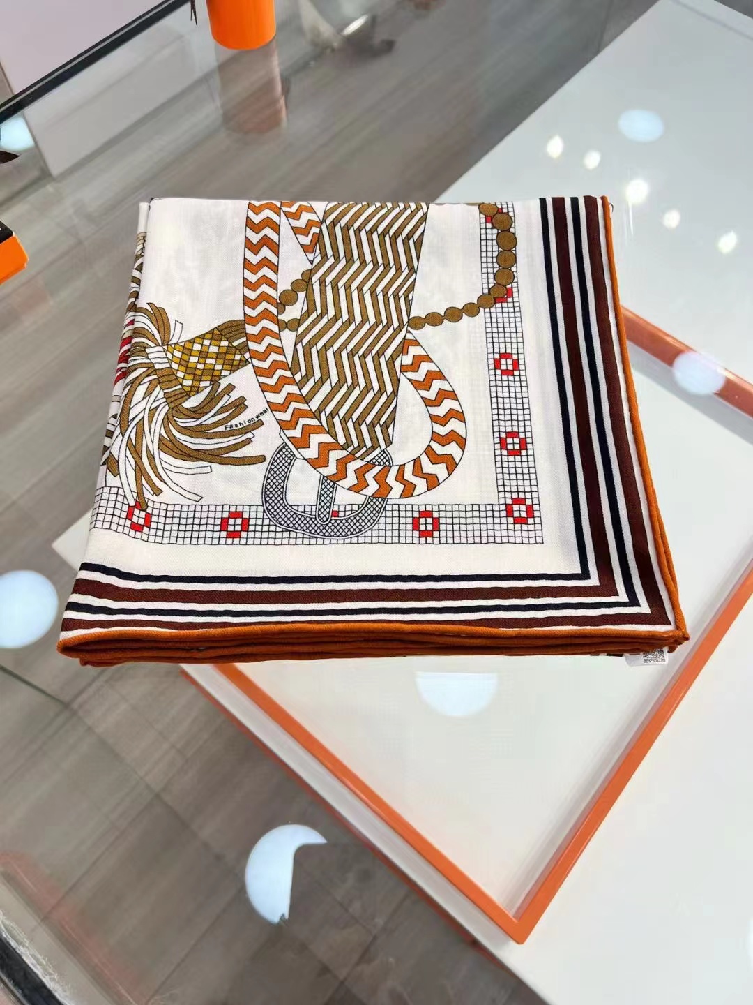 💟2025年秋冬新款 编织鞍带”140方巾～Hermes 

手工卷边丝绒方巾（30%桑蚕丝70%羊绒）