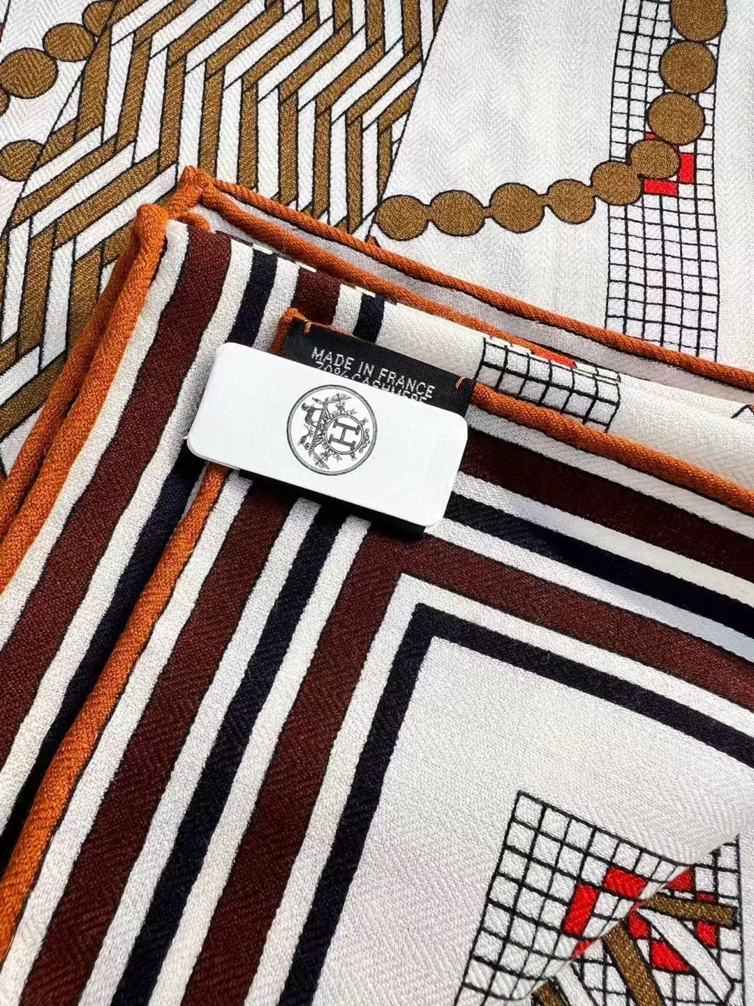 💟2025年秋冬新款 编织鞍带”140方巾～Hermes 

手工卷边丝绒方巾（30%桑蚕丝70%羊绒）