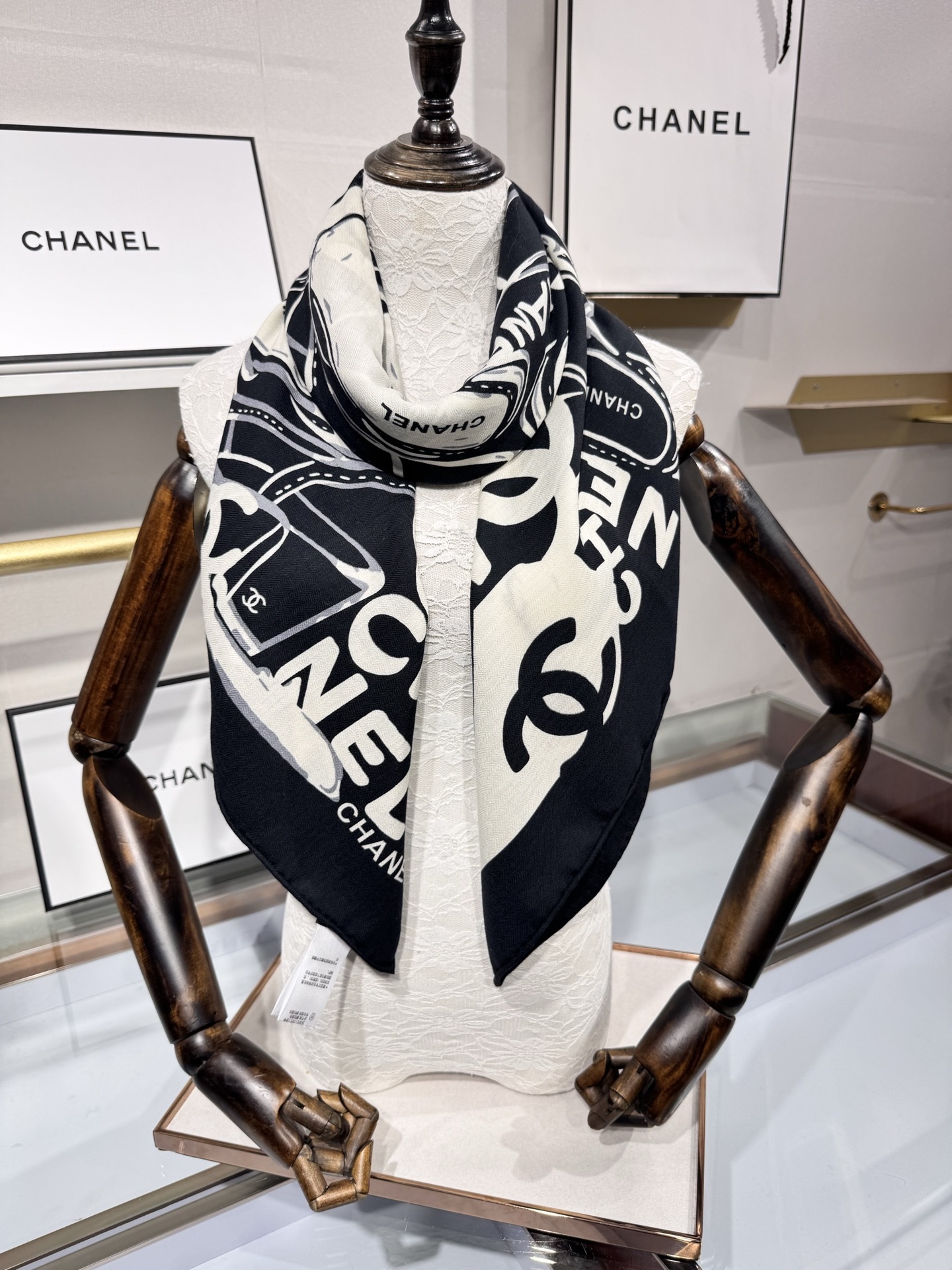 💟Chanel ~25秋冬新品~【高跟鞋与经典字母】【140双面丝绒披肩】手工卷边丝绒方巾(30%桑蚕丝