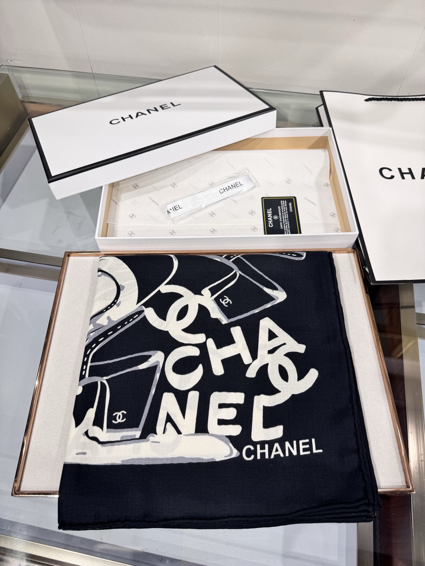 💟Chanel ~25秋冬新品~【高跟鞋与经典字母】【140双面丝绒披肩】手工卷边丝绒方巾(30%桑蚕丝