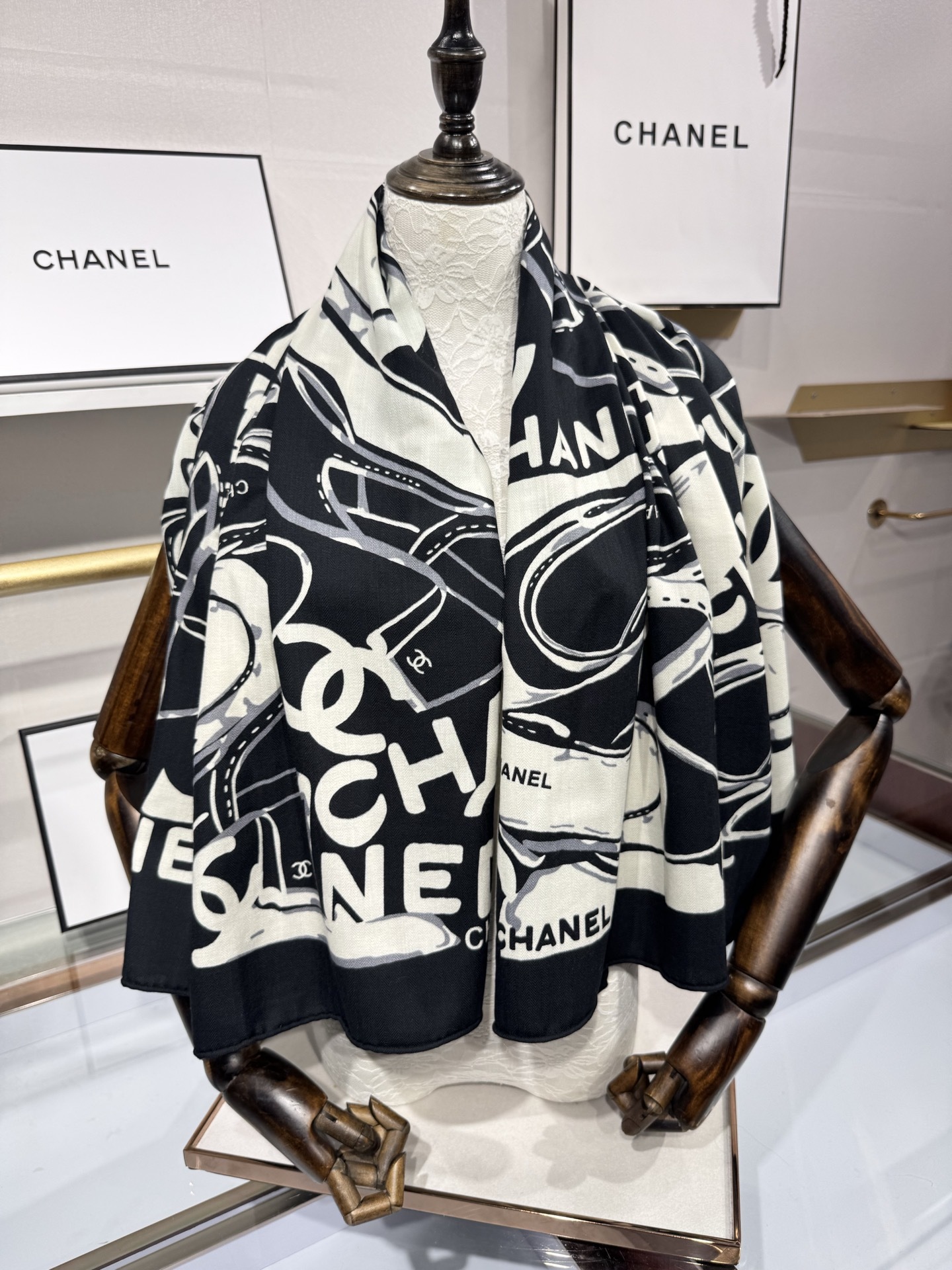 💟Chanel ~25秋冬新品~【高跟鞋与经典字母】【140双面丝绒披肩】手工卷边丝绒方巾(30%桑蚕丝