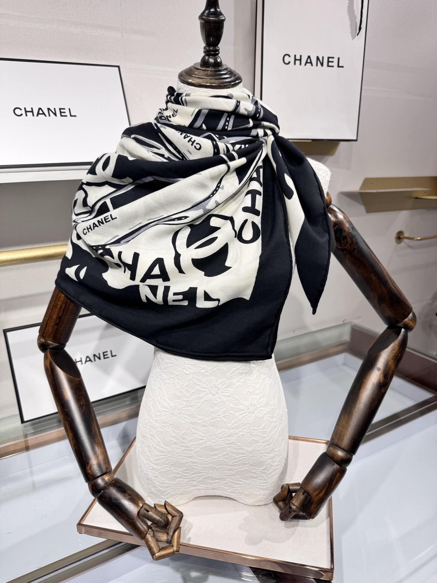 💟Chanel ~25秋冬新品~【高跟鞋与经典字母】【140双面丝绒披肩】手工卷边丝绒方巾(30%桑蚕丝