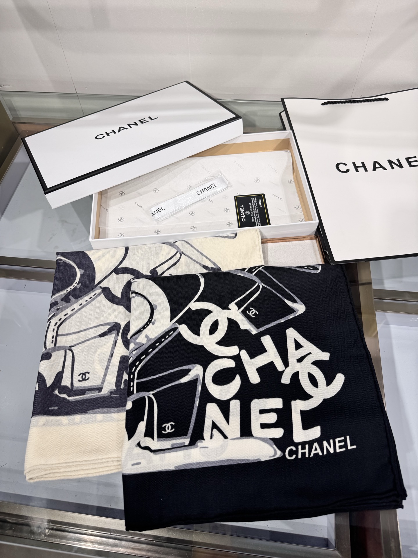 💟Chanel ~25秋冬新品～【高跟鞋与经典字母】【140双面丝绒披肩】手工卷边丝绒方巾（30%桑蚕丝
