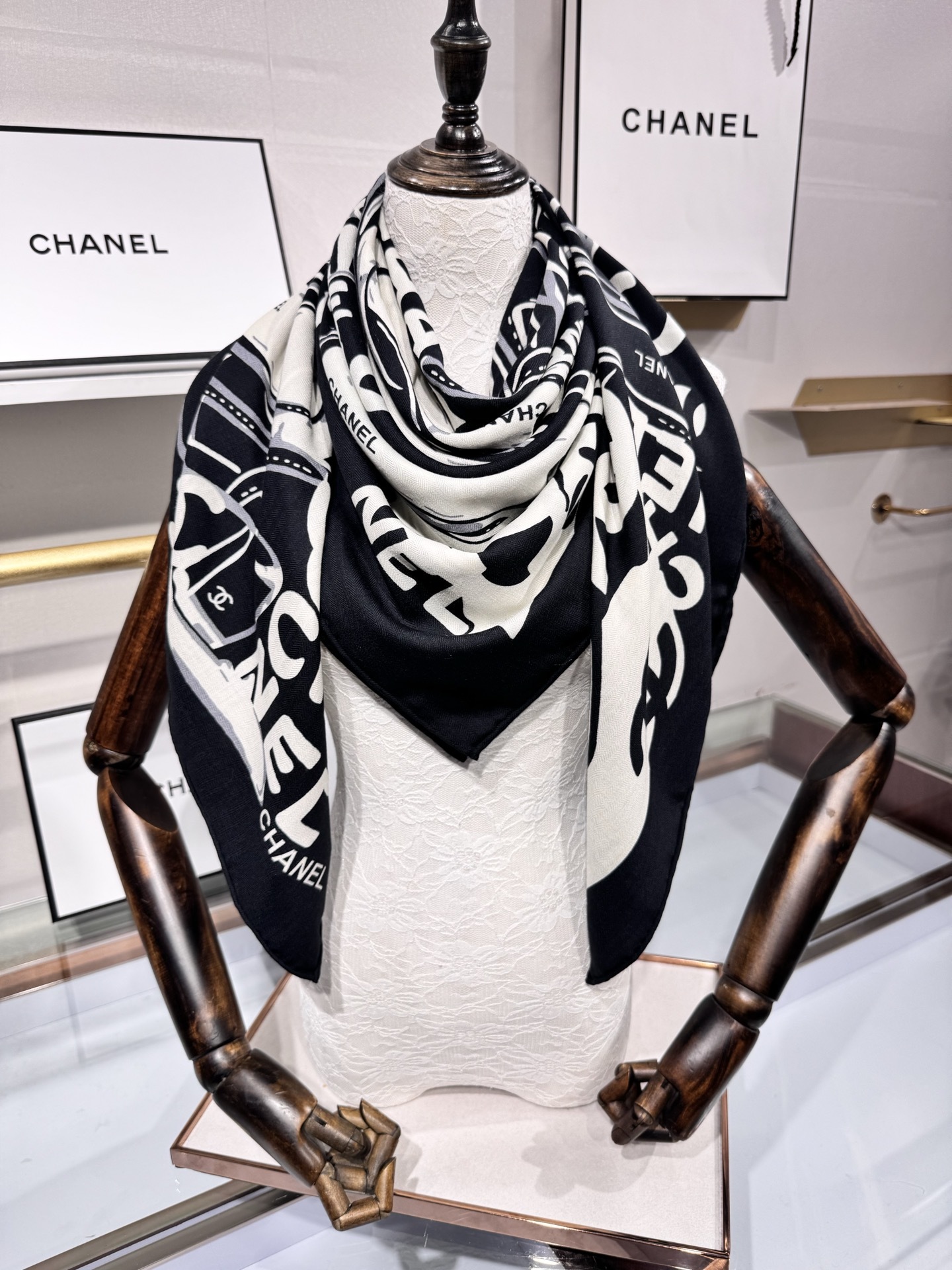 💟Chanel ~25秋冬新品~【高跟鞋与经典字母】【140双面丝绒披肩】手工卷边丝绒方巾(30%桑蚕丝