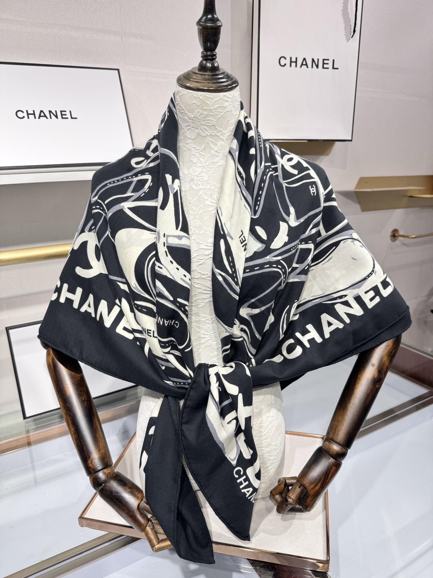 💟Chanel ~25秋冬新品~【高跟鞋与经典字母】【140双面丝绒披肩】手工卷边丝绒方巾(30%桑蚕丝