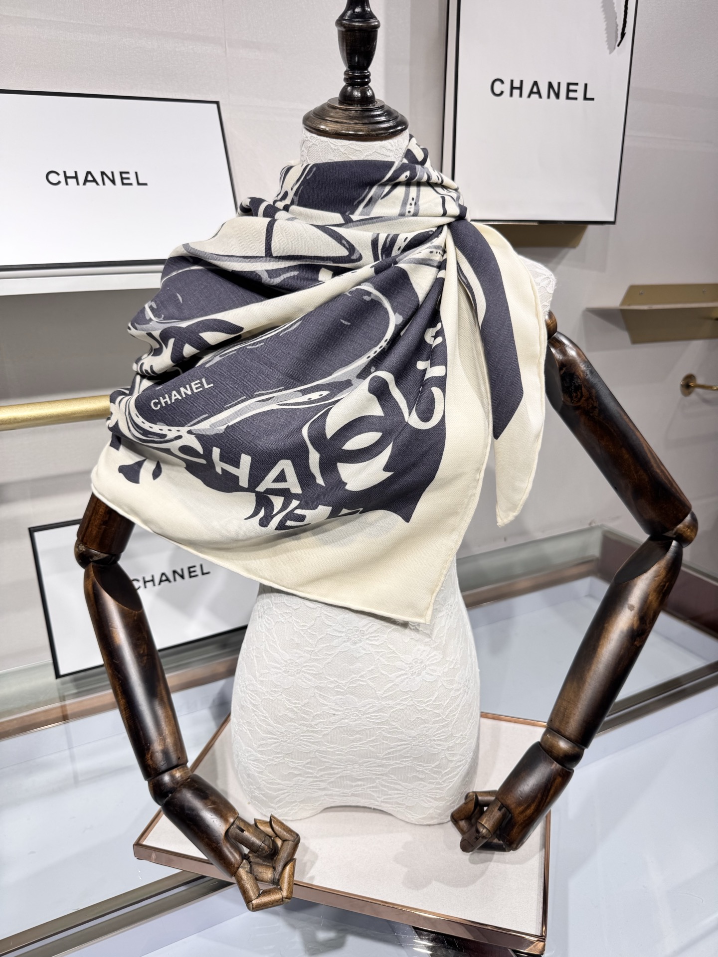 💟Chanel ~25秋冬新品～【高跟鞋与经典字母】【140双面丝绒披肩】手工卷边丝绒方巾（30%桑蚕丝