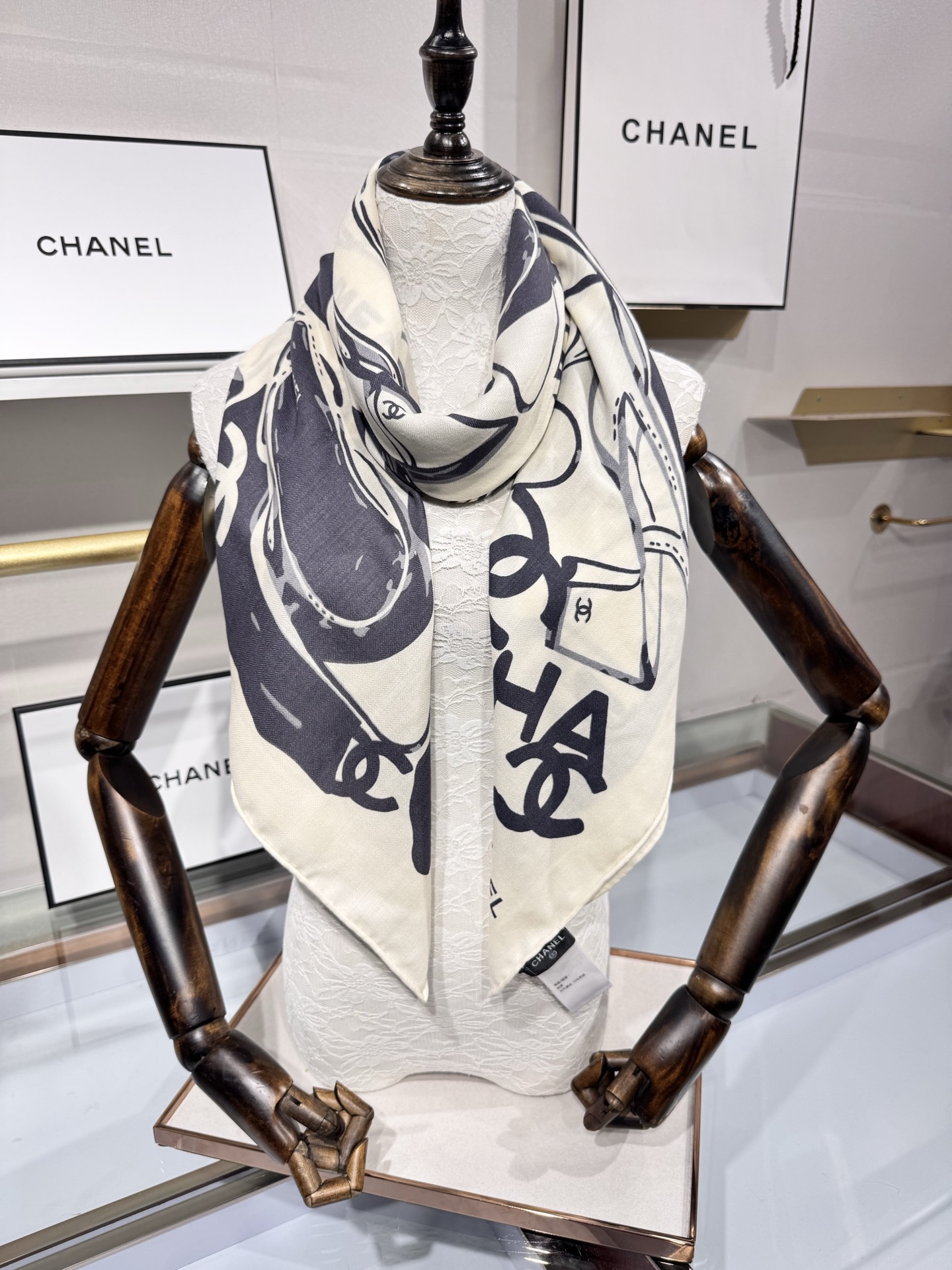 💟Chanel ~25秋冬新品～【高跟鞋与经典字母】【140双面丝绒披肩】手工卷边丝绒方巾（30%桑蚕丝