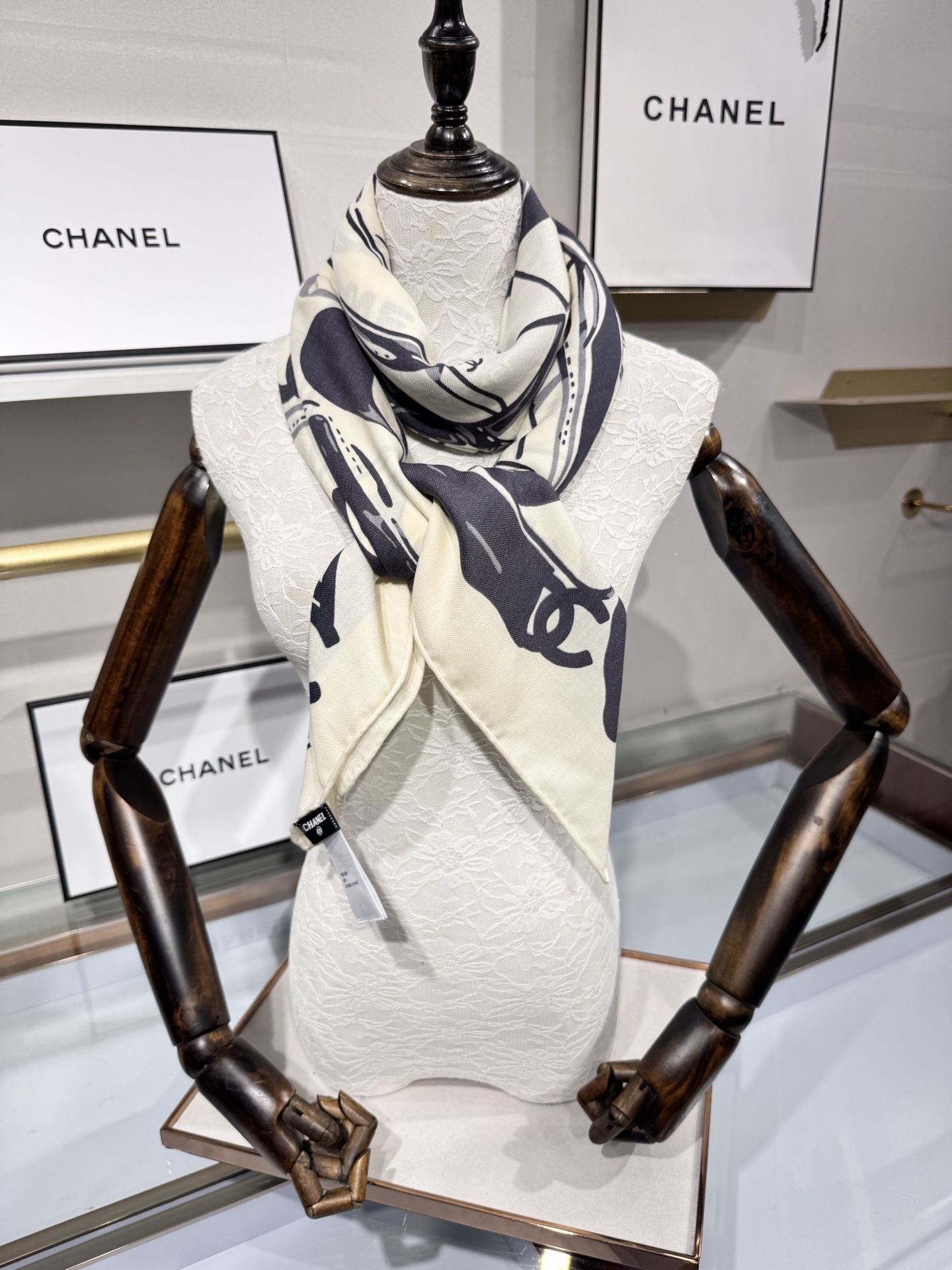 💟Chanel ~25秋冬新品～【高跟鞋与经典字母】【140双面丝绒披肩】手工卷边丝绒方巾（30%桑蚕丝