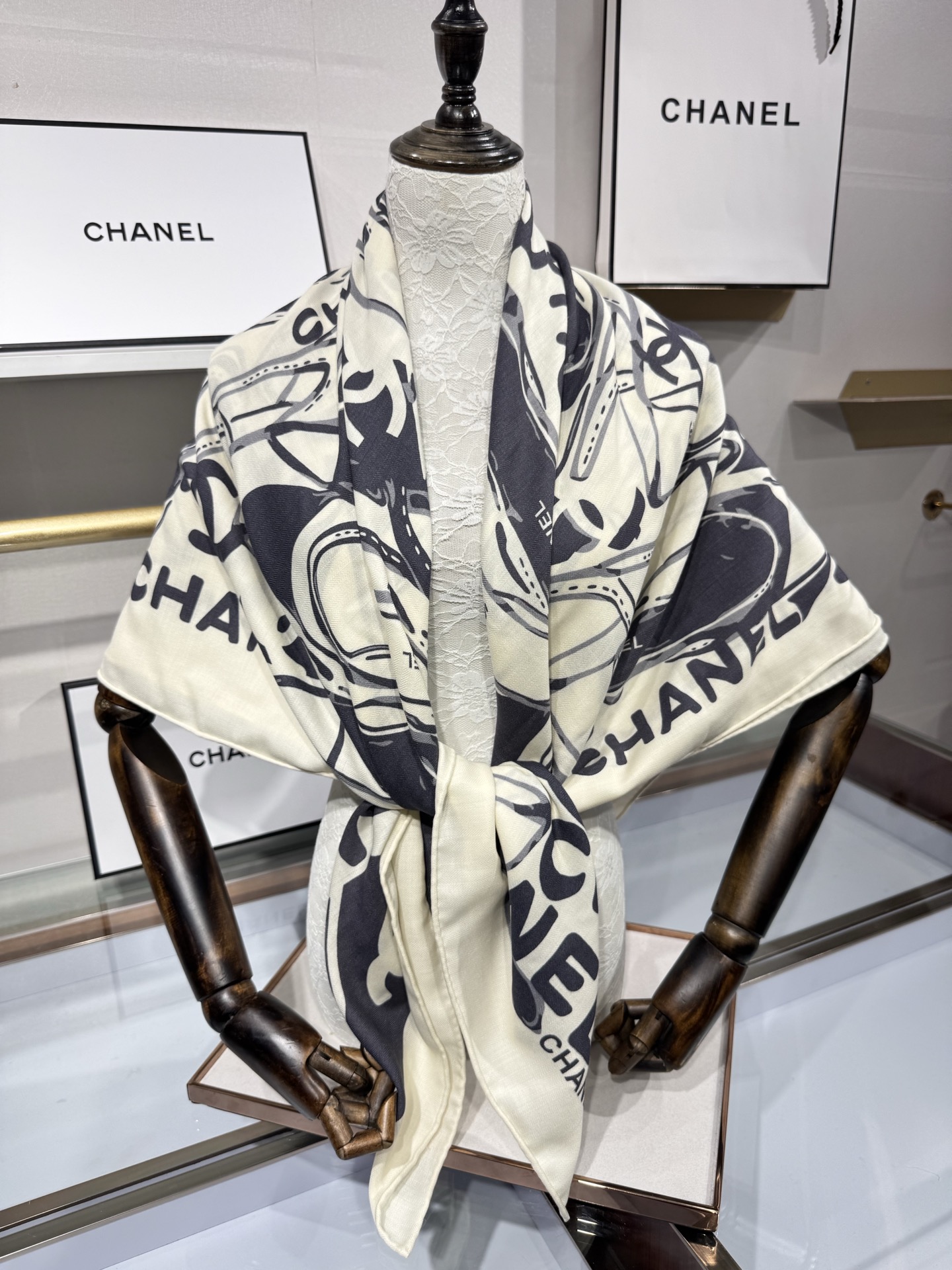 💟Chanel ~25秋冬新品～【高跟鞋与经典字母】【140双面丝绒披肩】手工卷边丝绒方巾（30%桑蚕丝