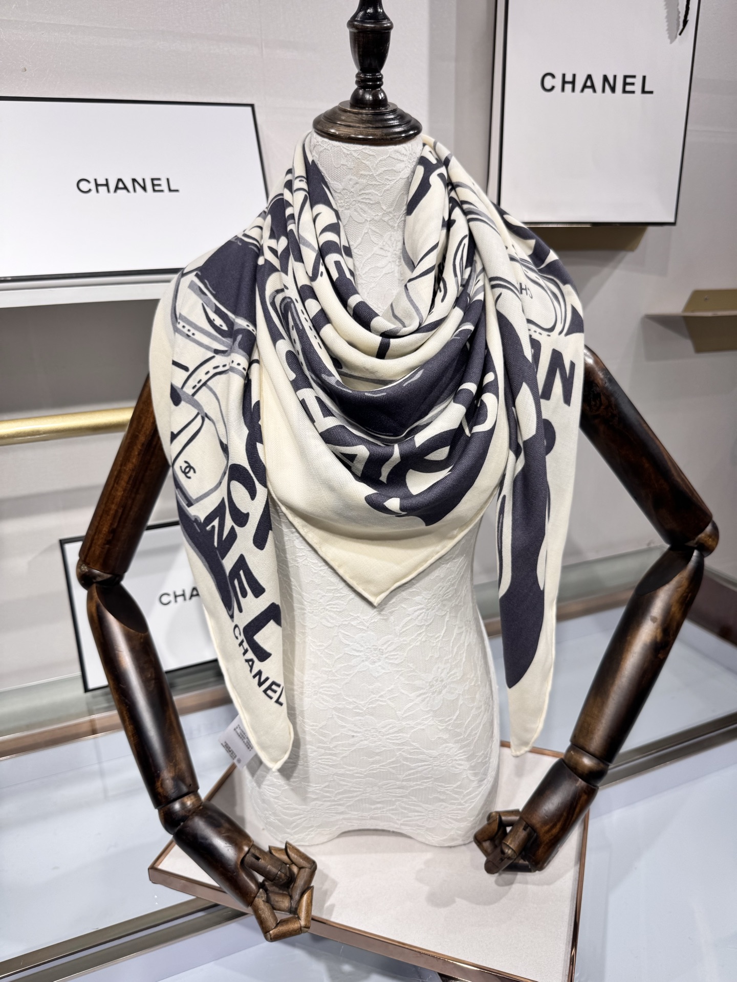 💟Chanel ~25秋冬新品～【高跟鞋与经典字母】【140双面丝绒披肩】手工卷边丝绒方巾（30%桑蚕丝