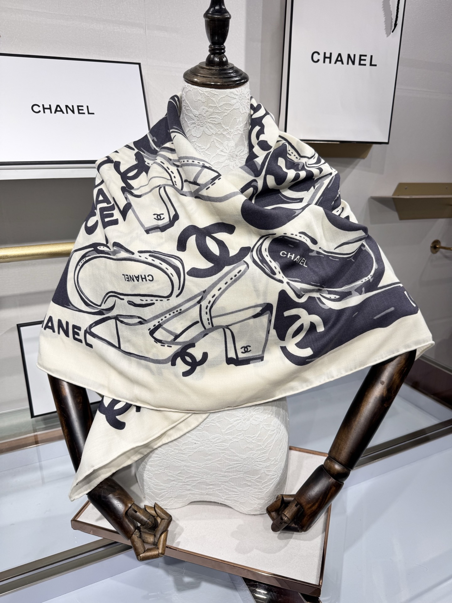 💟Chanel ~25秋冬新品～【高跟鞋与经典字母】【140双面丝绒披肩】手工卷边丝绒方巾（30%桑蚕丝
