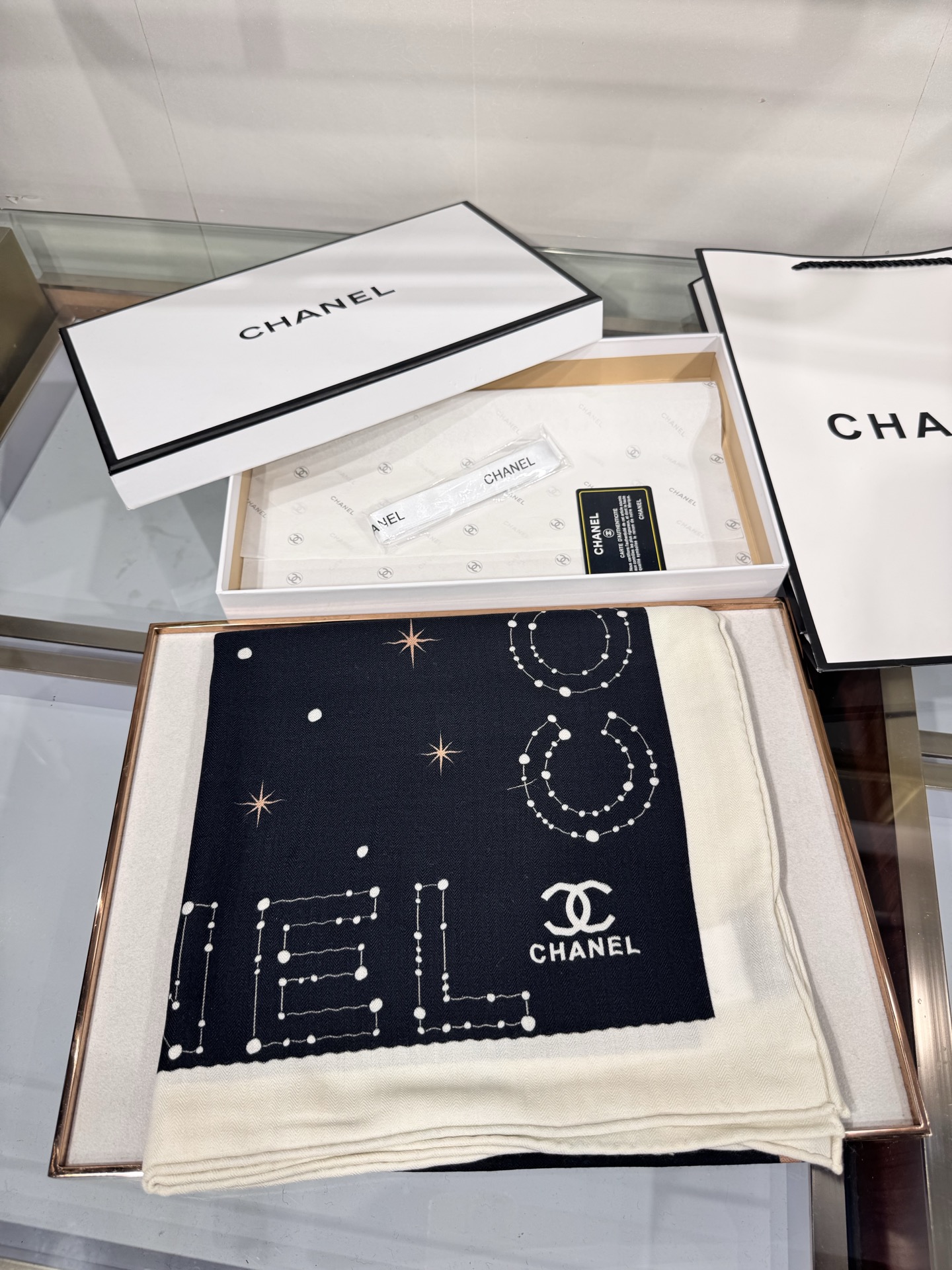 💟Chanel ~25秋冬新品～【十二星座系列】【140双面丝绒披肩】手工卷边丝绒方巾（30%桑蚕丝70