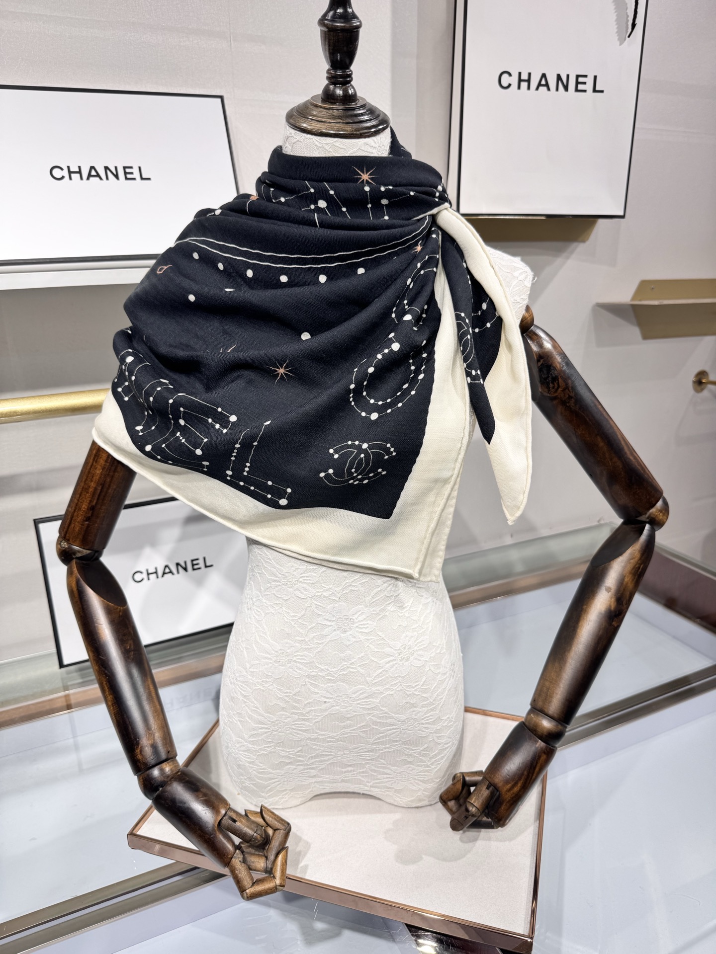 💟Chanel ~25秋冬新品～【十二星座系列】【140双面丝绒披肩】手工卷边丝绒方巾（30%桑蚕丝70