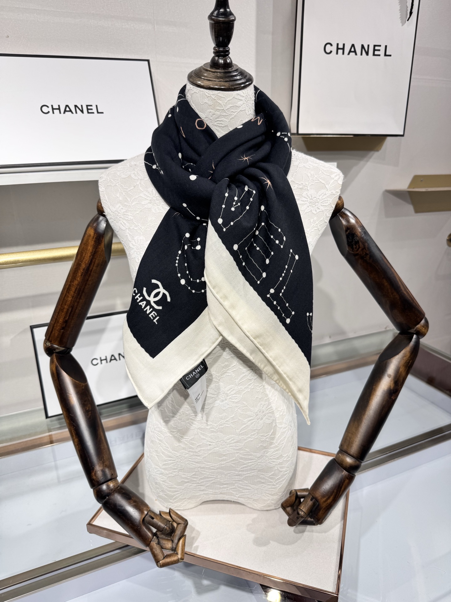 💟Chanel ~25秋冬新品～【十二星座系列】【140双面丝绒披肩】手工卷边丝绒方巾（30%桑蚕丝70