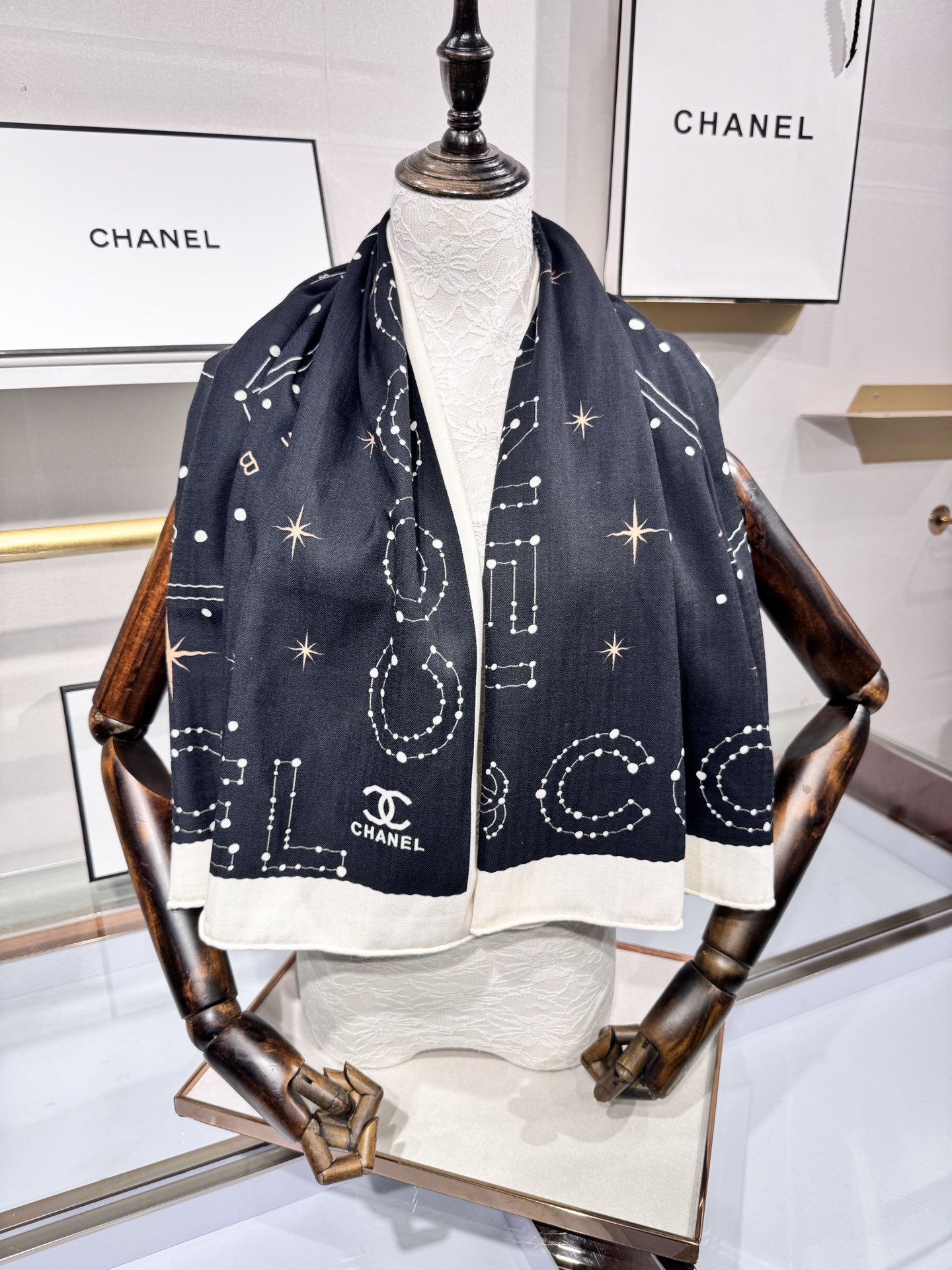 💟Chanel ~25秋冬新品～【十二星座系列】【140双面丝绒披肩】手工卷边丝绒方巾（30%桑蚕丝70