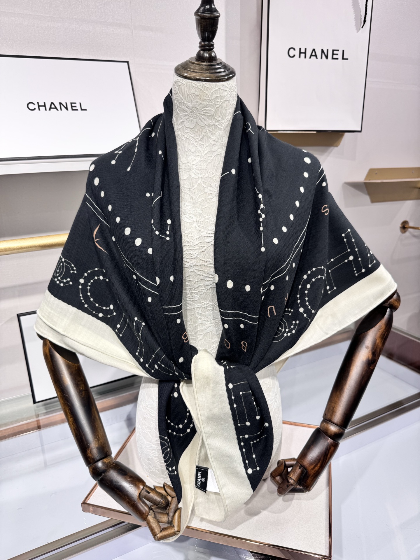 💟Chanel ~25秋冬新品～【十二星座系列】【140双面丝绒披肩】手工卷边丝绒方巾（30%桑蚕丝70