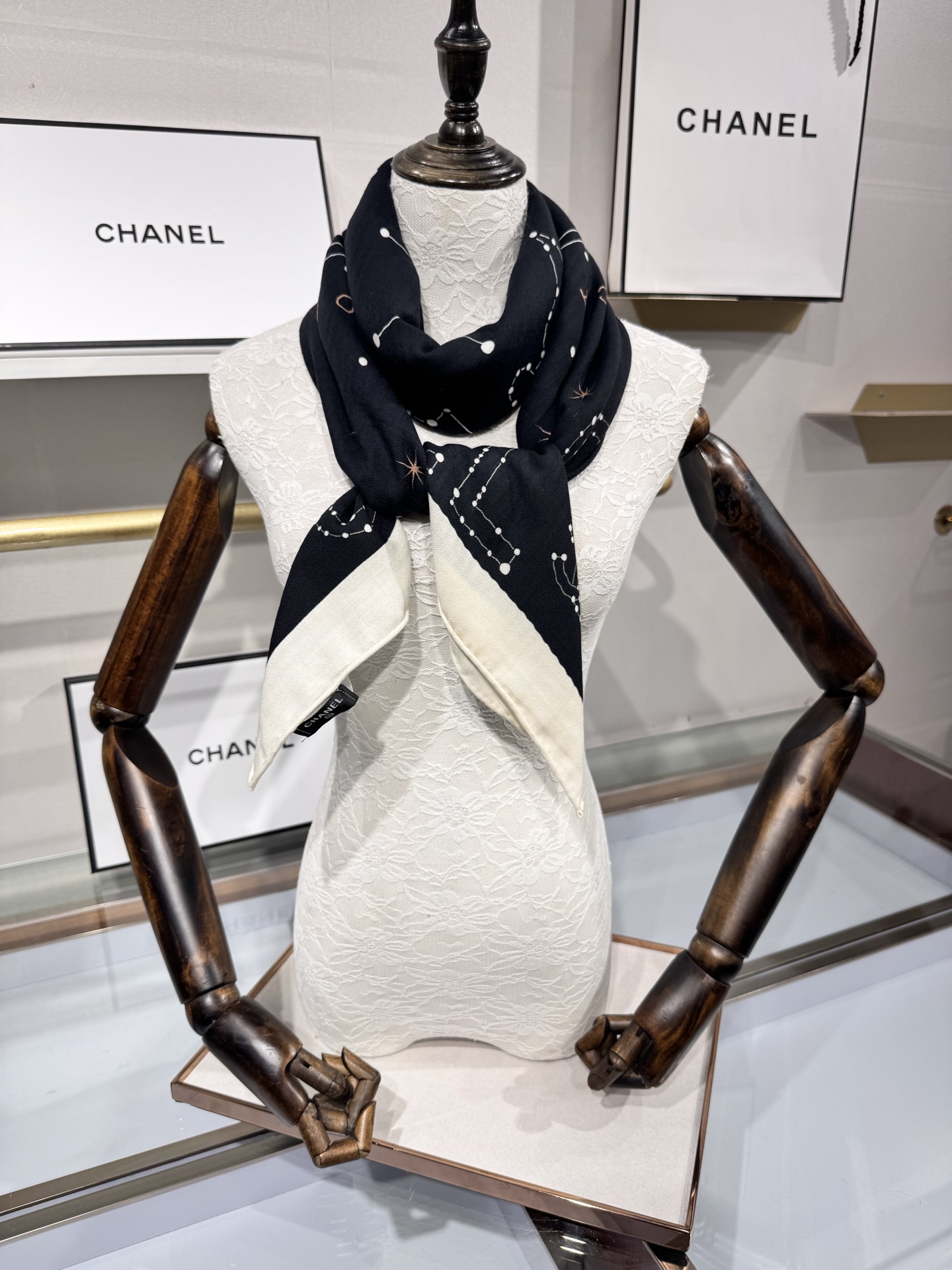 💟Chanel ~25秋冬新品～【十二星座系列】【140双面丝绒披肩】手工卷边丝绒方巾（30%桑蚕丝70