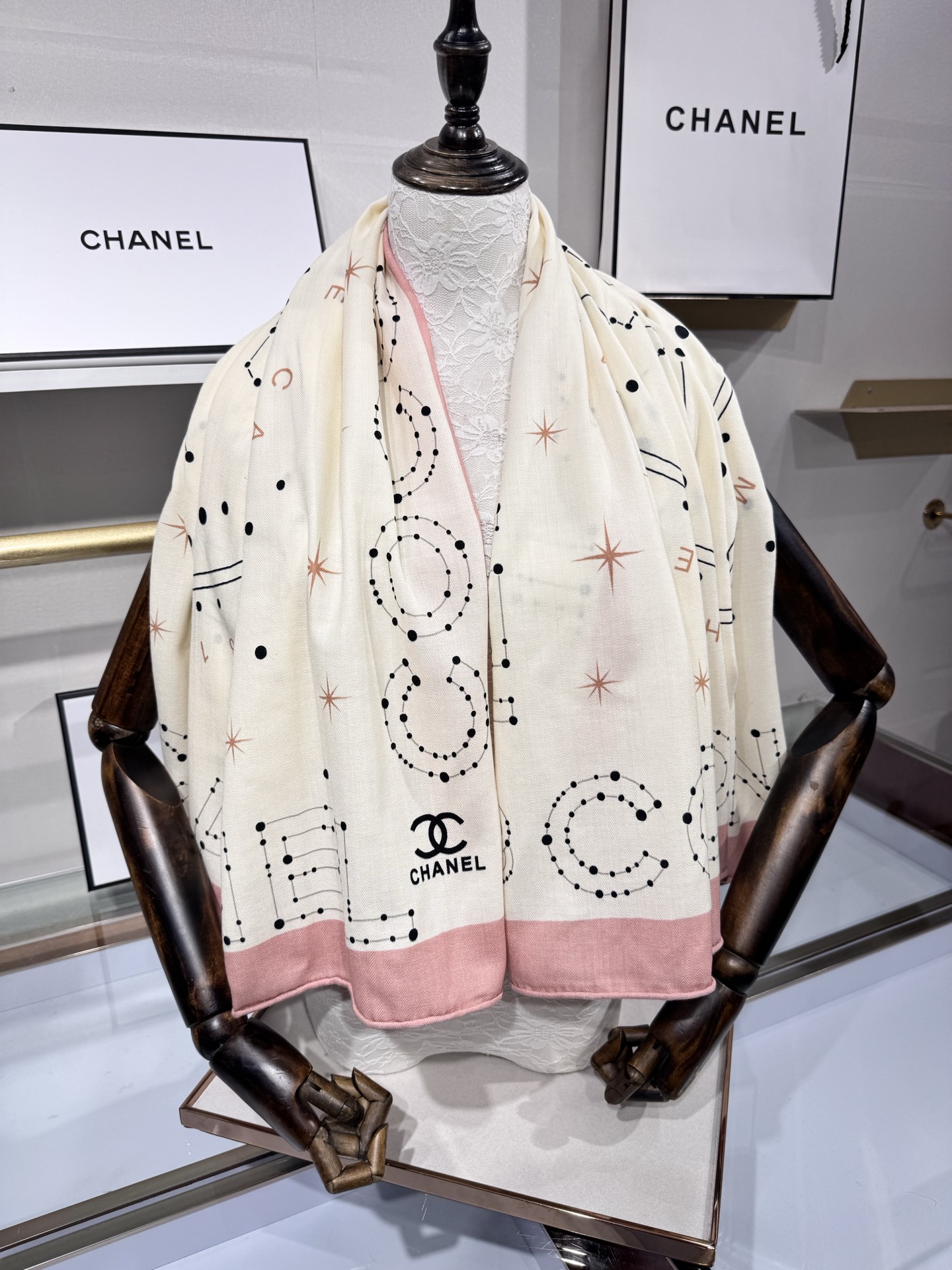 💟Chanel ~25秋冬新品～【十二星座系列】【140双面丝绒披肩】手工卷边丝绒方巾（30%桑蚕丝70