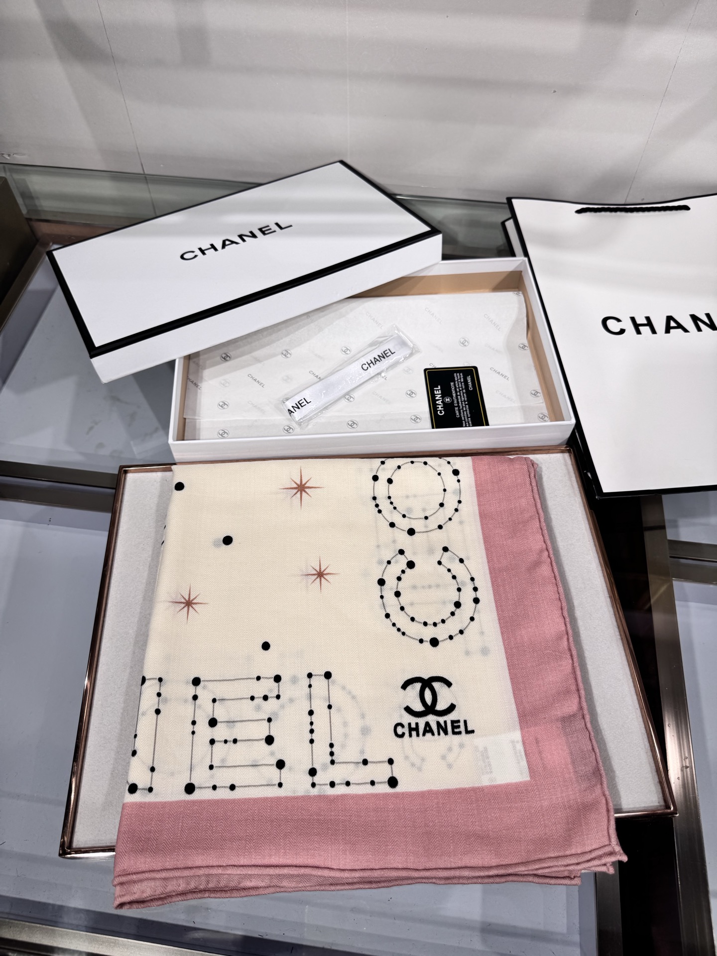 💟Chanel ~25秋冬新品～【十二星座系列】【140双面丝绒披肩】手工卷边丝绒方巾（30%桑蚕丝70