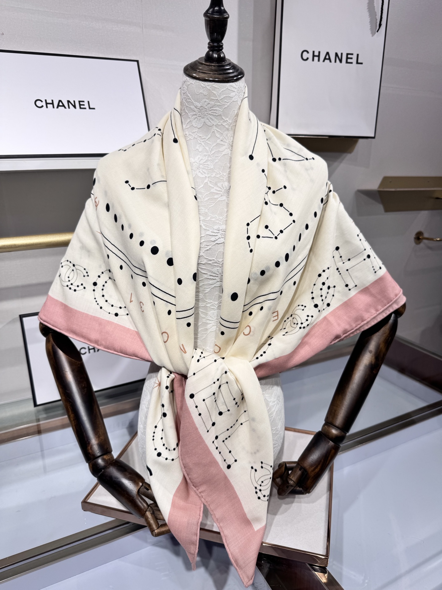 💟Chanel ~25秋冬新品～【十二星座系列】【140双面丝绒披肩】手工卷边丝绒方巾（30%桑蚕丝70