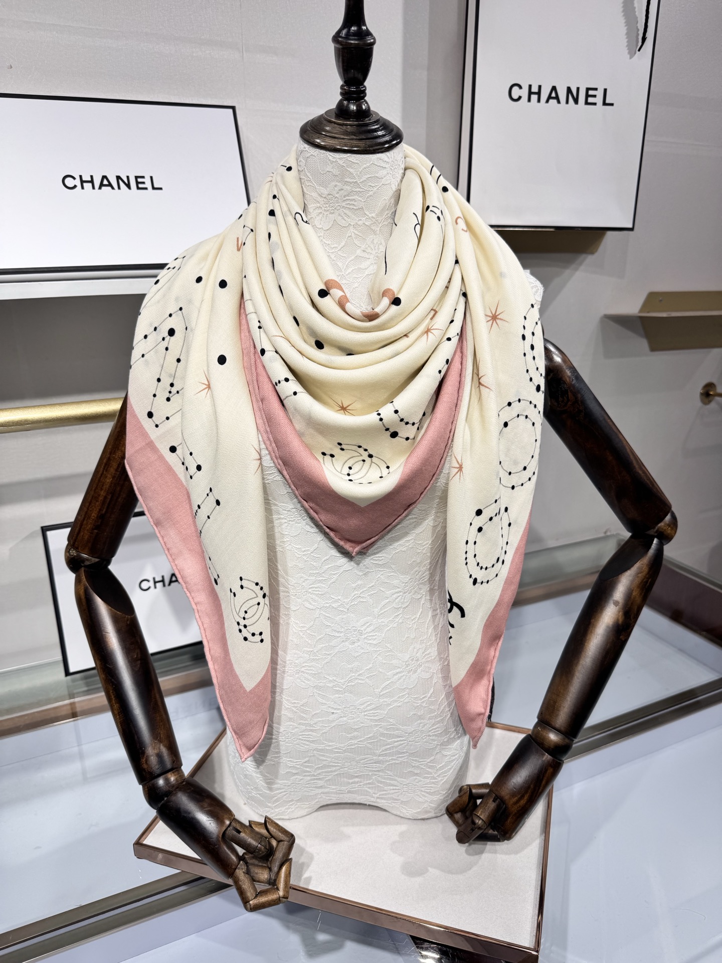 💟Chanel ~25秋冬新品～【十二星座系列】【140双面丝绒披肩】手工卷边丝绒方巾（30%桑蚕丝70