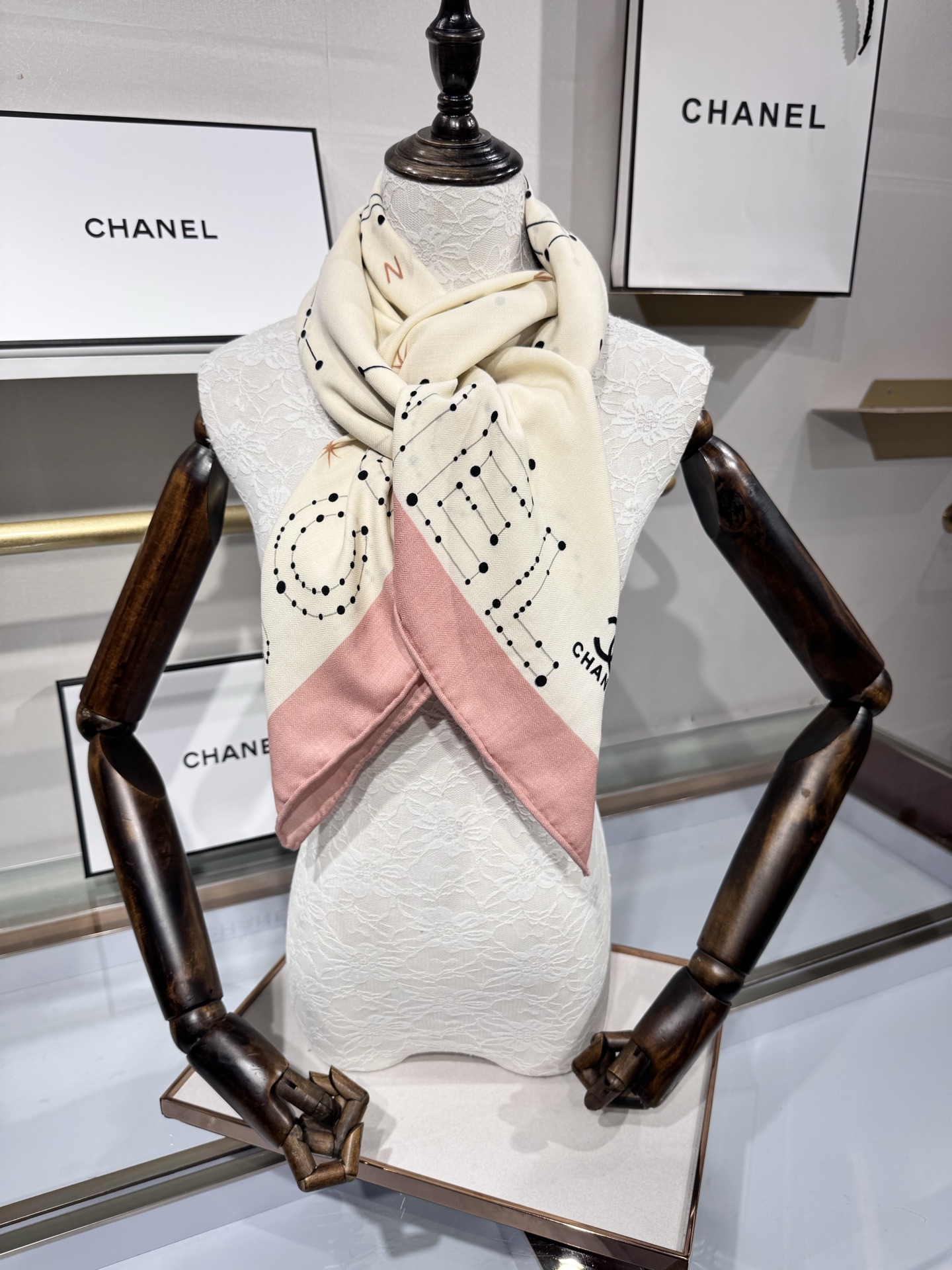 💟Chanel ~25秋冬新品～【十二星座系列】【140双面丝绒披肩】手工卷边丝绒方巾（30%桑蚕丝70