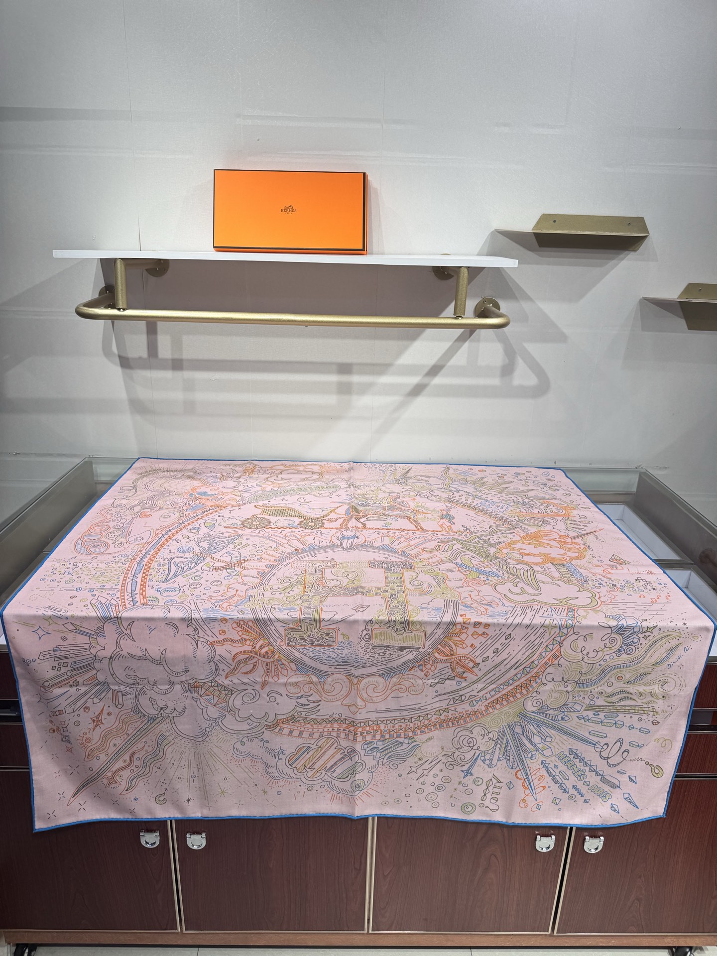 💟2025年秋冬羊绒新款 正在接通中 140方巾～Hermes 手工卷边丝羊绒方巾（30%桑蚕丝70%羊