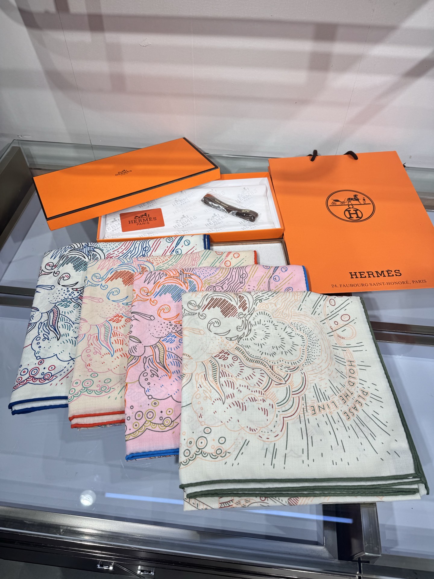 💟2025年秋冬羊绒新款 正在接通中 140方巾～Hermes 手工卷边丝羊绒方巾（30%桑蚕丝70%羊