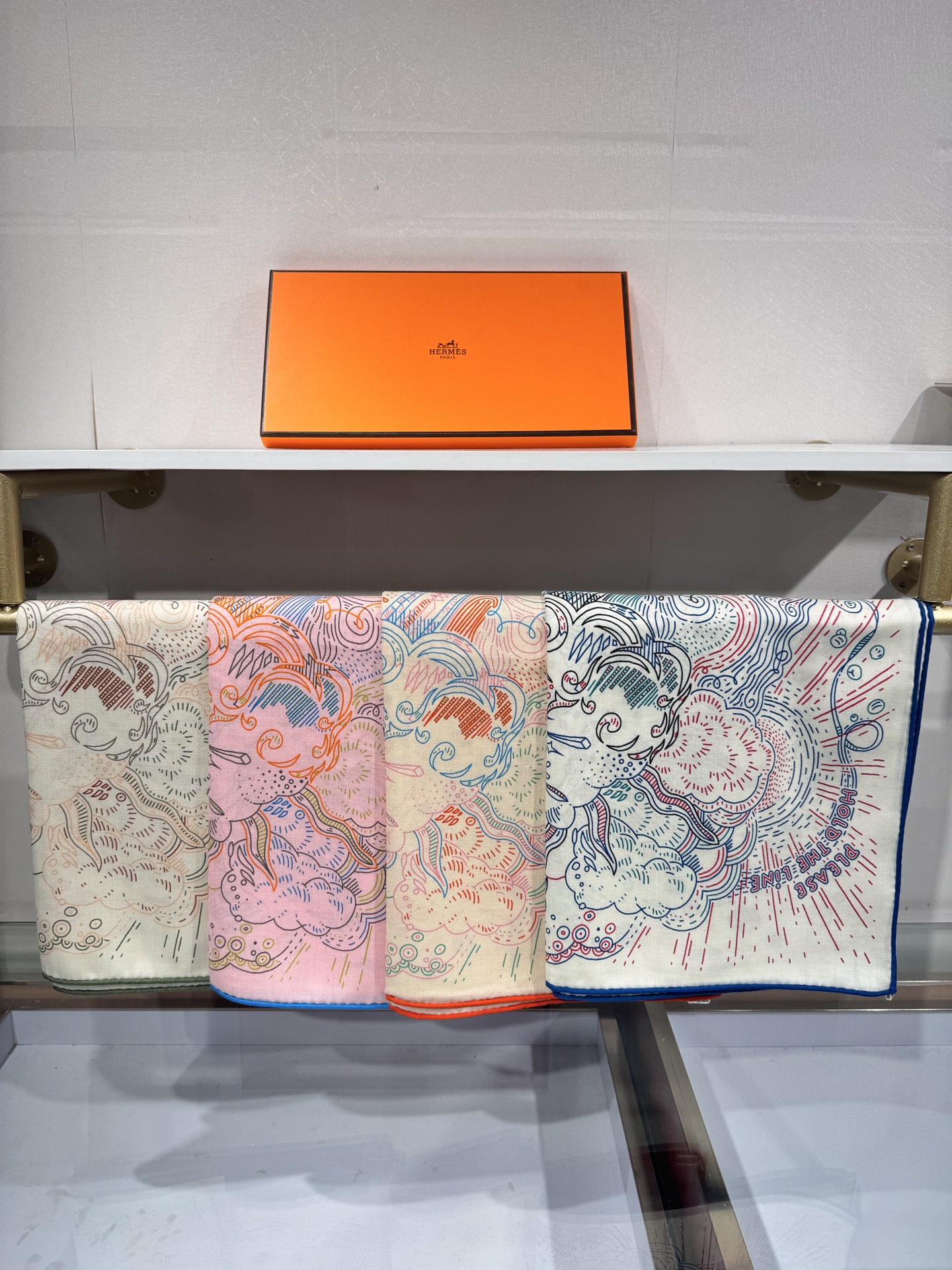 2025年秋冬羊绒新款 正在接通中 140方巾～💟Hermes 手工卷边丝羊绒方巾（30%桑蚕丝70%羊