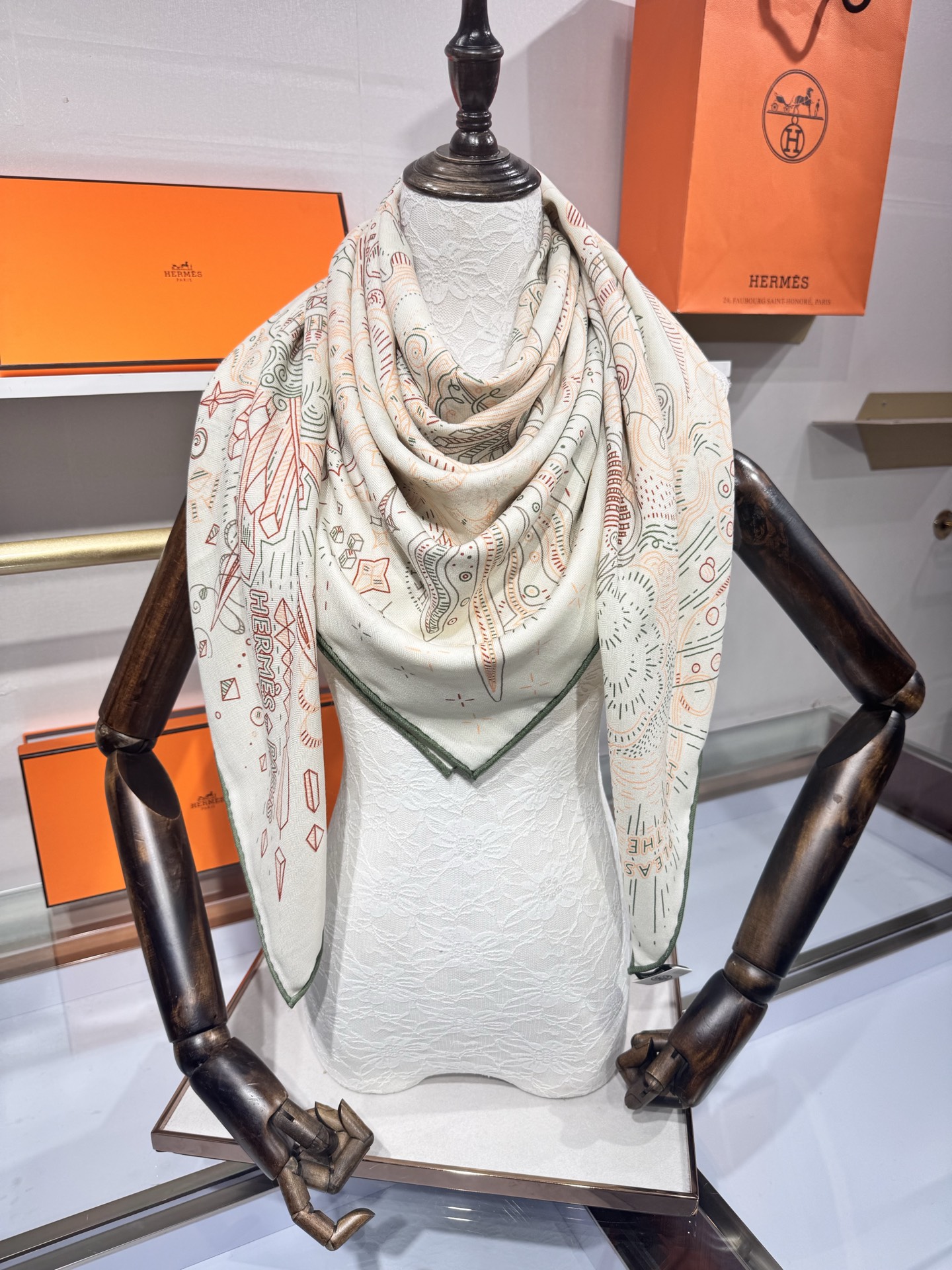 2025年秋冬羊绒新款 正在接通中 140方巾～💟Hermes 手工卷边丝羊绒方巾（30%桑蚕丝70%羊