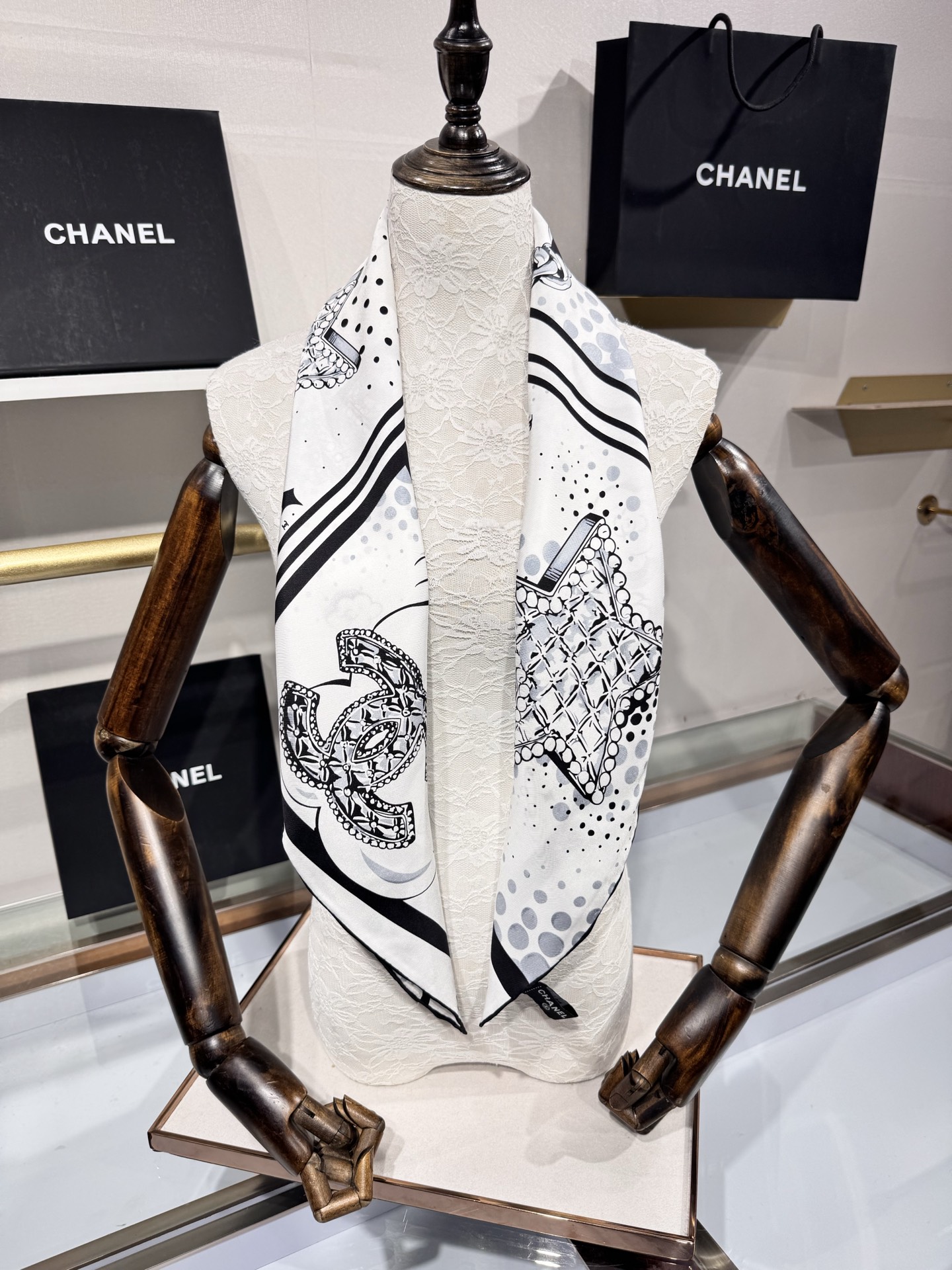 💟2025年 18姆米 高定 上新💞香奶奶家90真丝斜纹！线条设计非常好看搭配任何颜色衣服都可以驾驭各种