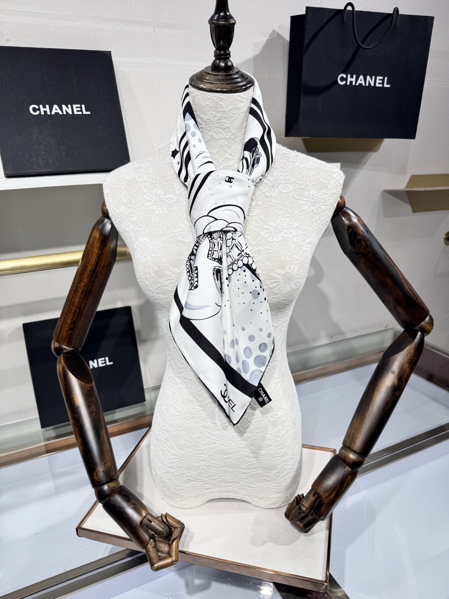 💟2025年 18姆米 高定 上新💞香奶奶家90真丝斜纹！线条设计非常好看搭配任何颜色衣服都可以驾驭各种