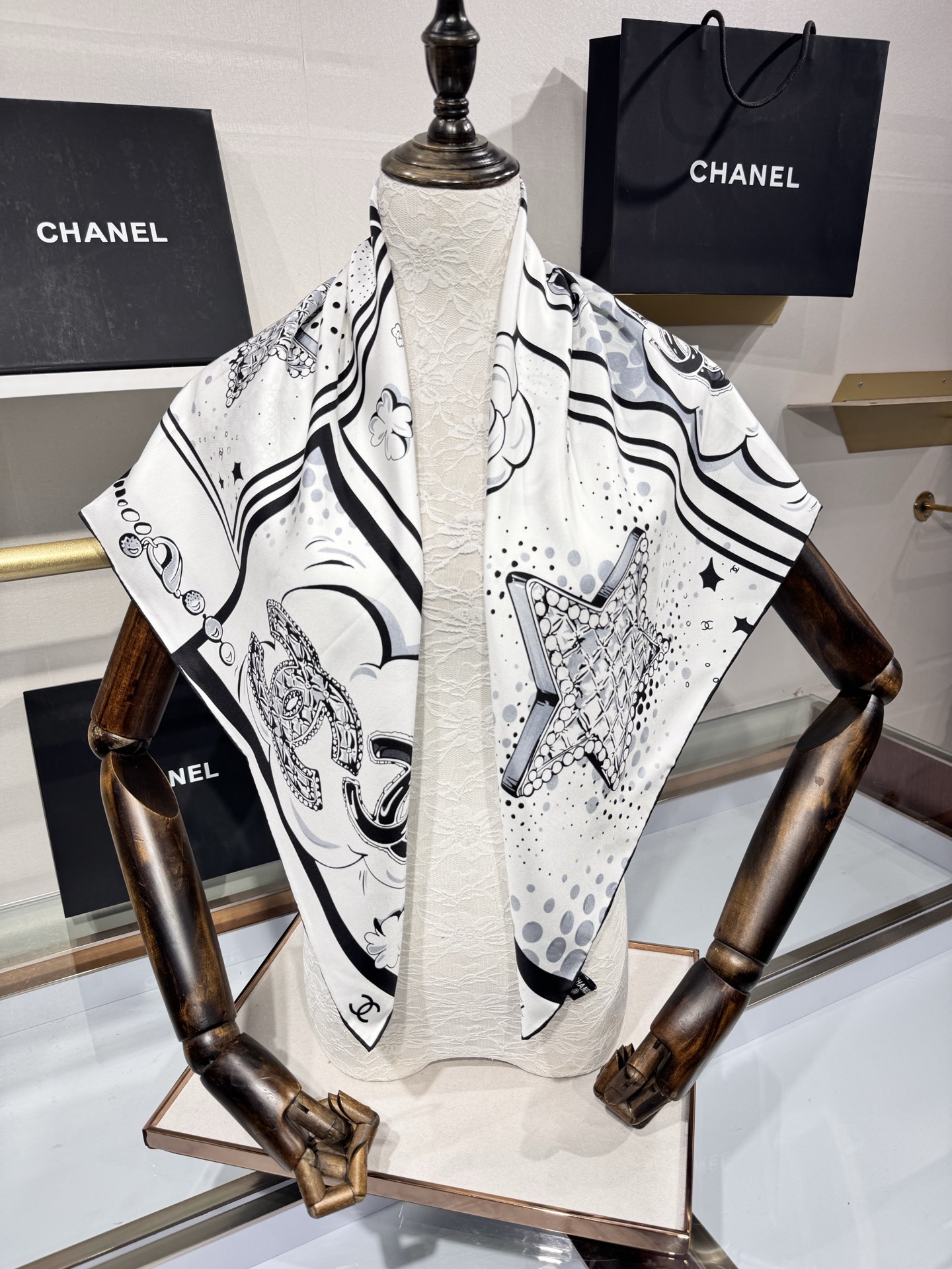 💟2025年 18姆米 高定 上新💞香奶奶家90真丝斜纹！线条设计非常好看搭配任何颜色衣服都可以驾驭各种