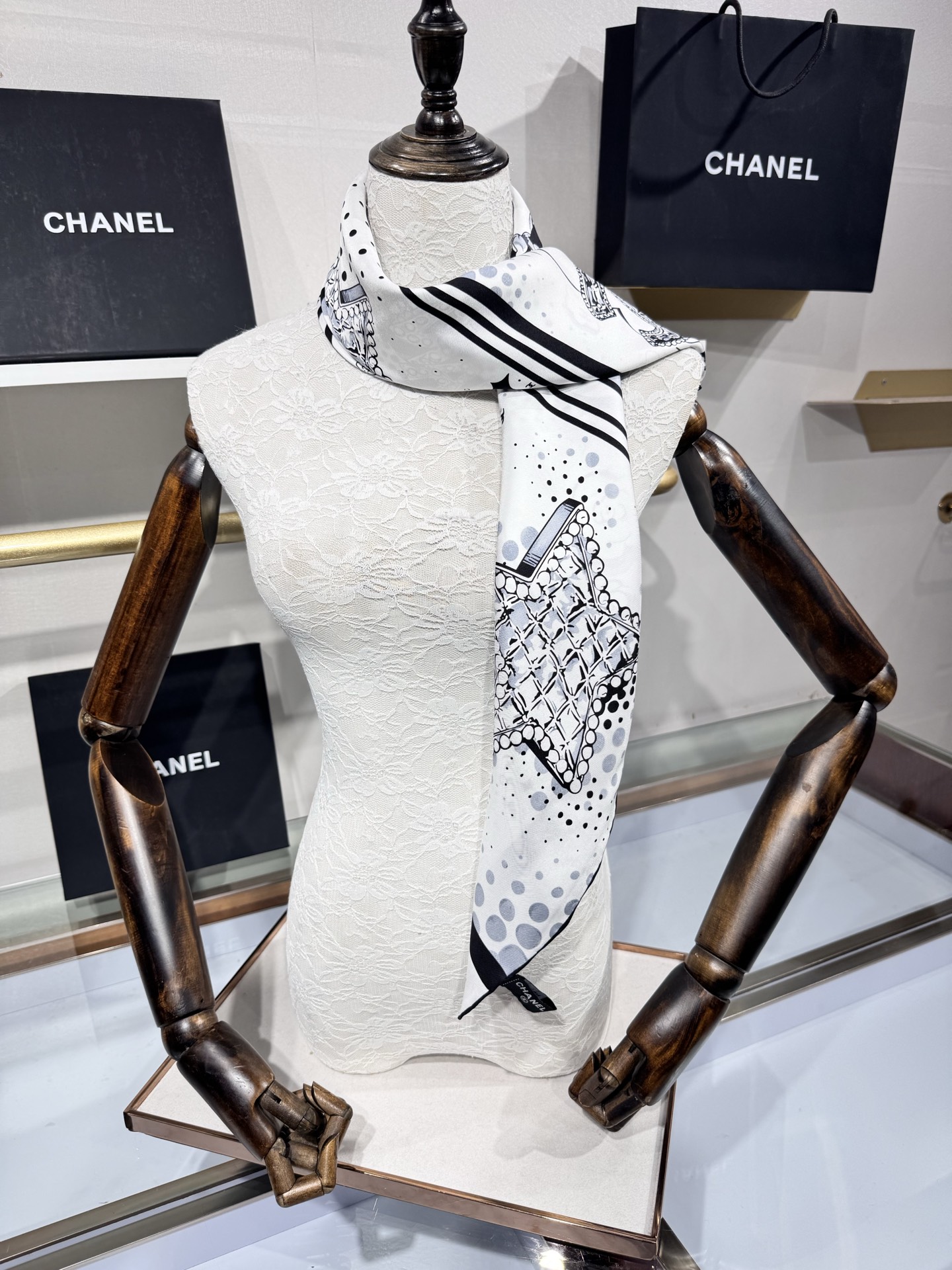 💟2025年 18姆米 高定 上新💞香奶奶家90真丝斜纹！线条设计非常好看搭配任何颜色衣服都可以驾驭各种