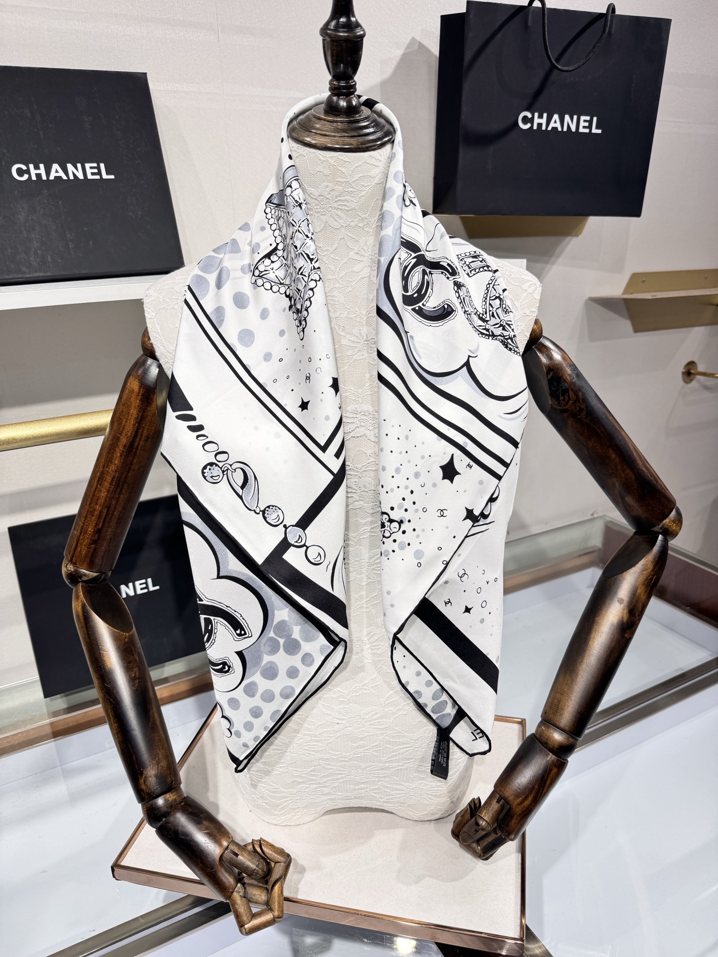 💟2025年 18姆米 高定 上新💞香奶奶家90真丝斜纹！线条设计非常好看搭配任何颜色衣服都可以驾驭各种