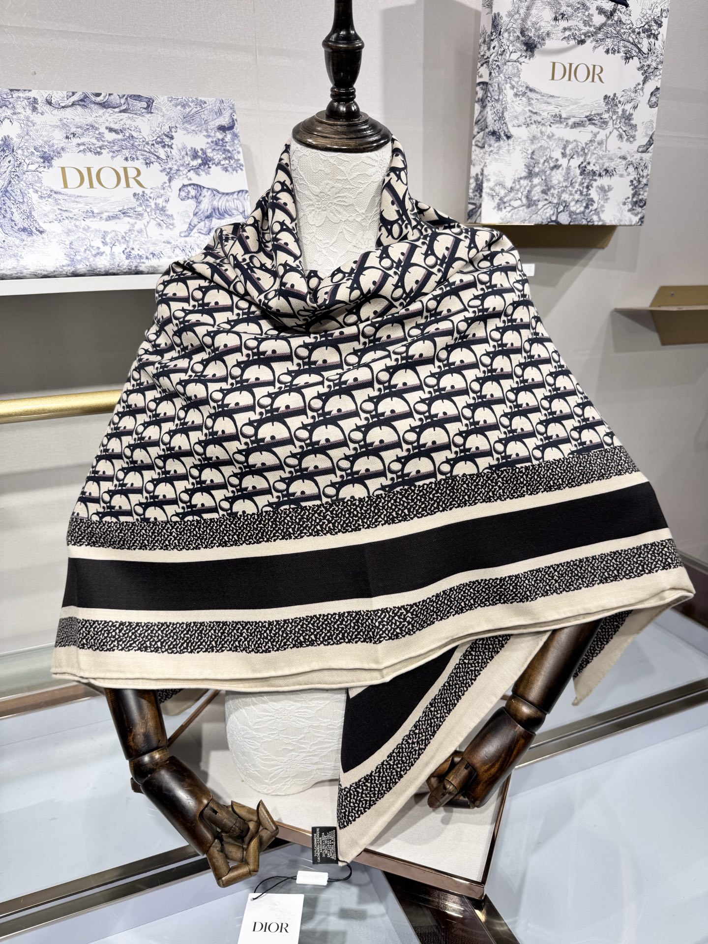 💟原单Dior老花【双面】方巾，高冷范，采用顶级羊绒材质，打造如婴儿肌肤般的手感， 业内最精确的印花工艺