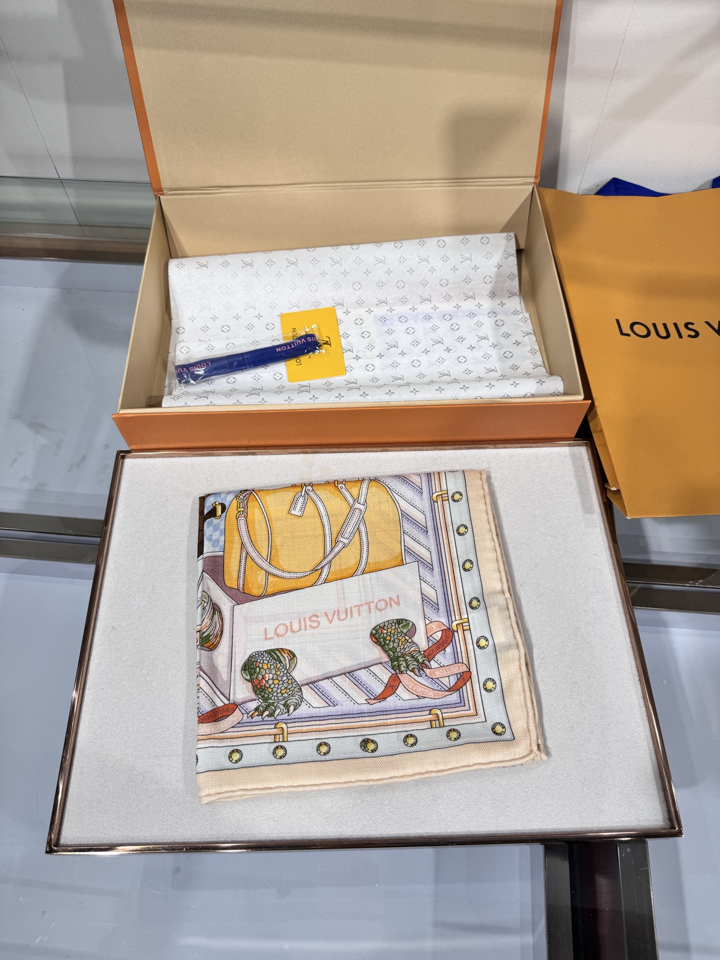 💟2025年秋冬新款款 真丝加羊绒 双面同色佩戴 手工卷边每季皆推出全新设计和色彩组合，不断与时俱进。配