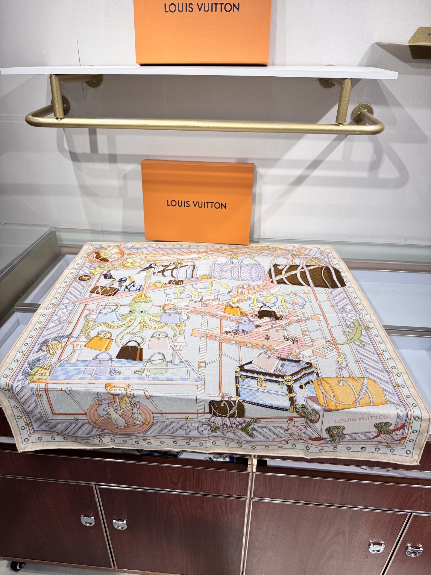 💟2025年秋冬新款款 真丝加羊绒 双面同色佩戴 手工卷边每季皆推出全新设计和色彩组合，不断与时俱进。配