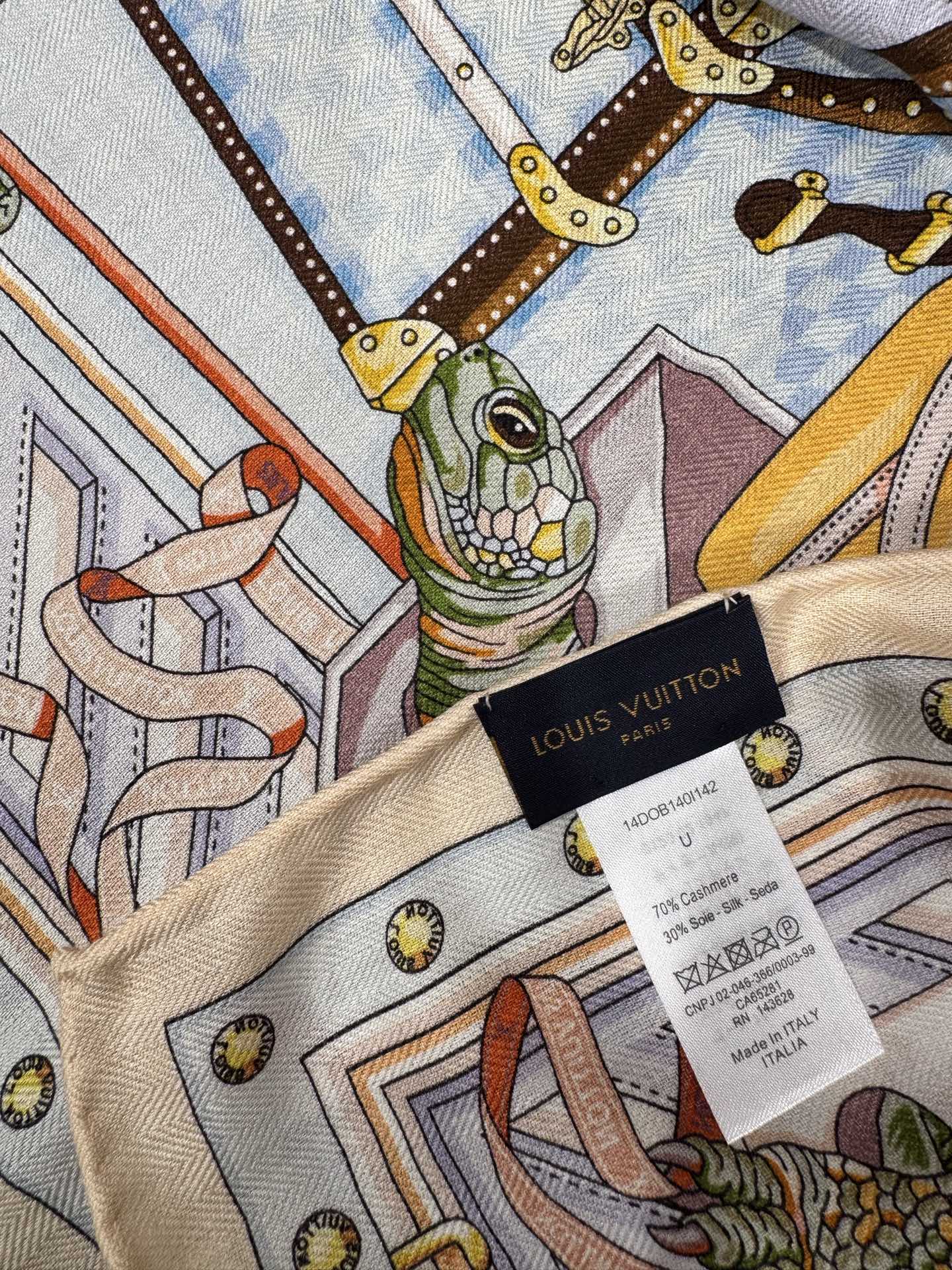 💟2025年秋冬新款款 真丝加羊绒 双面同色佩戴 手工卷边每季皆推出全新设计和色彩组合，不断与时俱进。配