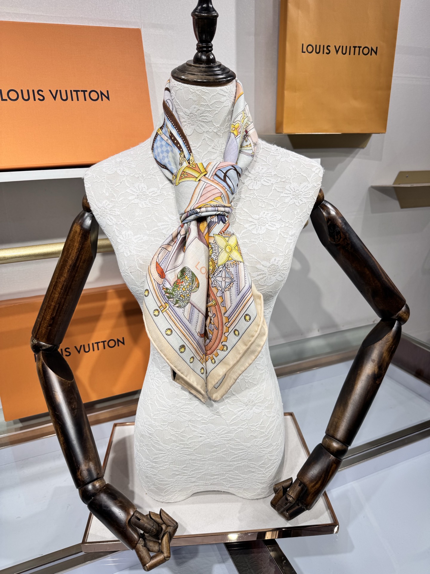 💟2025年秋冬新款款 真丝加羊绒 双面同色佩戴 手工卷边每季皆推出全新设计和色彩组合，不断与时俱进。配