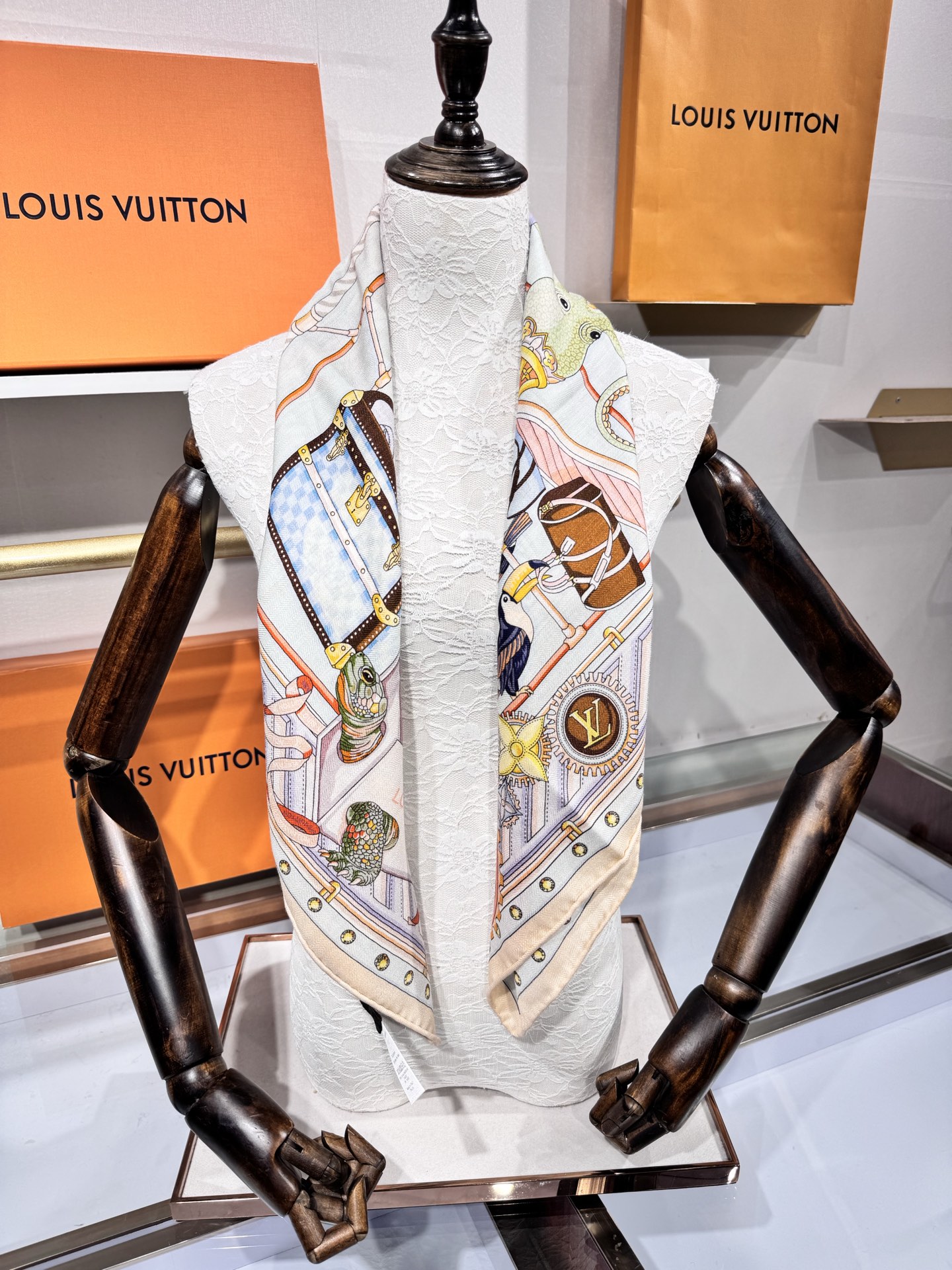 💟2025年秋冬新款款 真丝加羊绒 双面同色佩戴 手工卷边每季皆推出全新设计和色彩组合，不断与时俱进。配