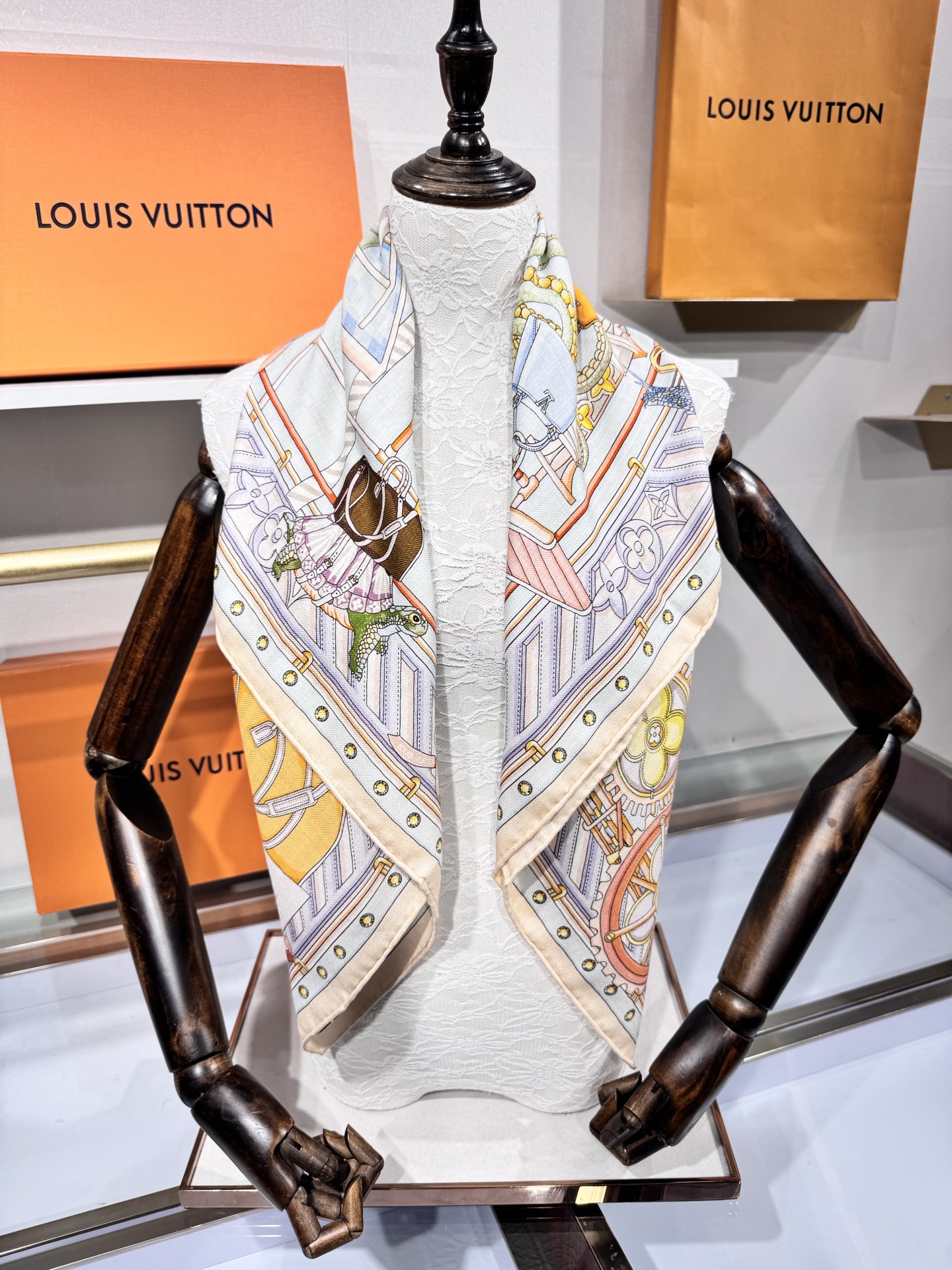 💟2025年秋冬新款款 真丝加羊绒 双面同色佩戴 手工卷边每季皆推出全新设计和色彩组合，不断与时俱进。配