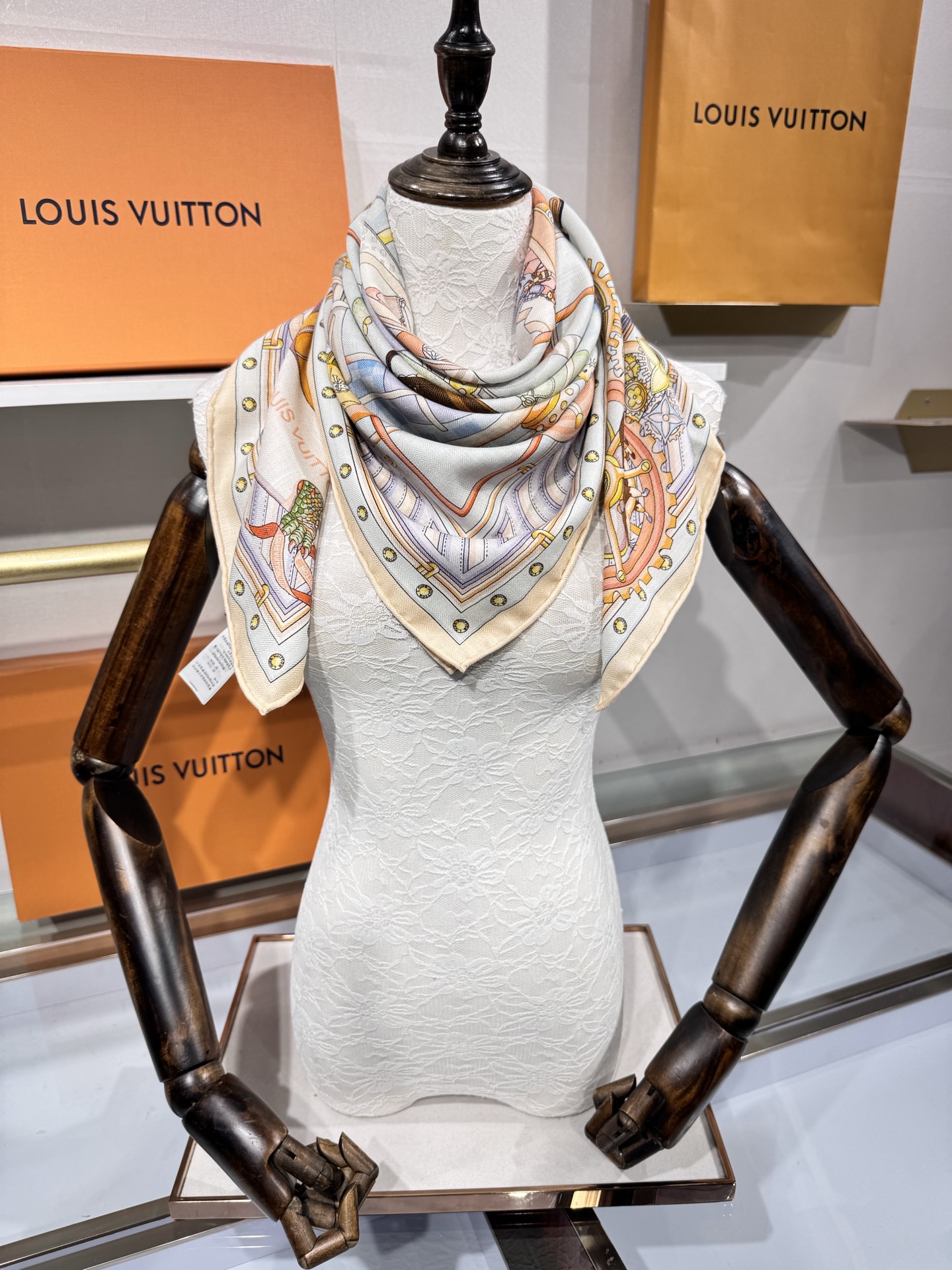 💟2025年秋冬新款款 真丝加羊绒 双面同色佩戴 手工卷边每季皆推出全新设计和色彩组合，不断与时俱进。配