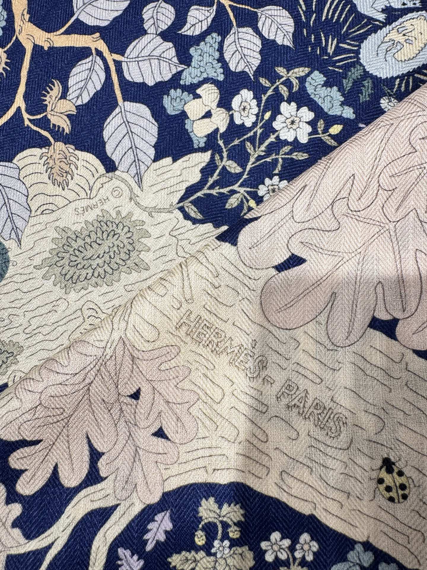 💟2025年终于等到!“于月神之怀”把森林童话戴上救命!这条“于月神之怀”丝羊绒的细节，我能盯着看一整天