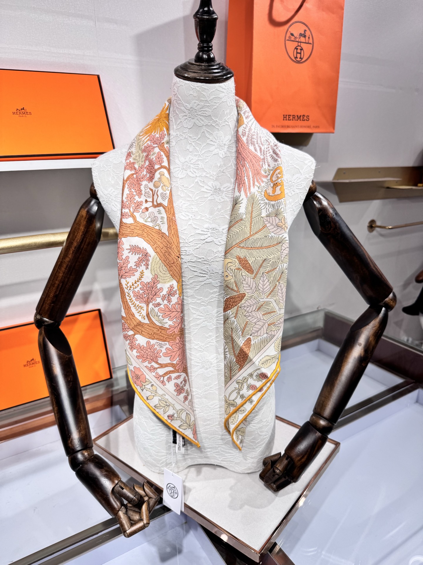 💟2025年终于等到!“于月神之怀”把森林童话戴上救命!这条“于月神之怀”丝羊绒的细节，我能盯着看一整天