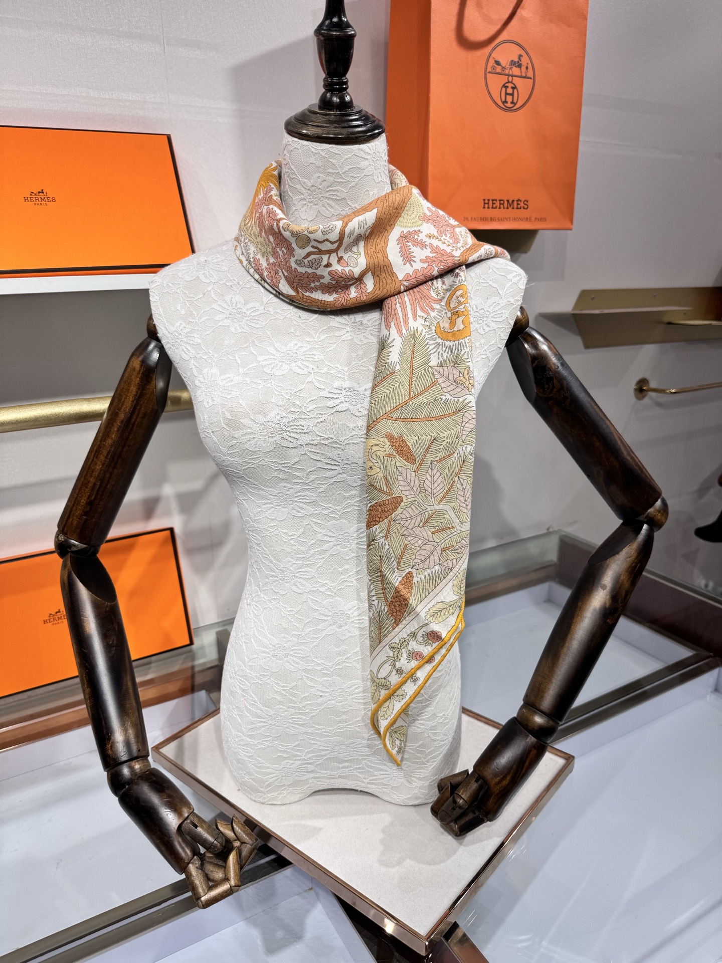 💟2025年终于等到!“于月神之怀”把森林童话戴上救命!这条“于月神之怀”丝羊绒的细节，我能盯着看一整天